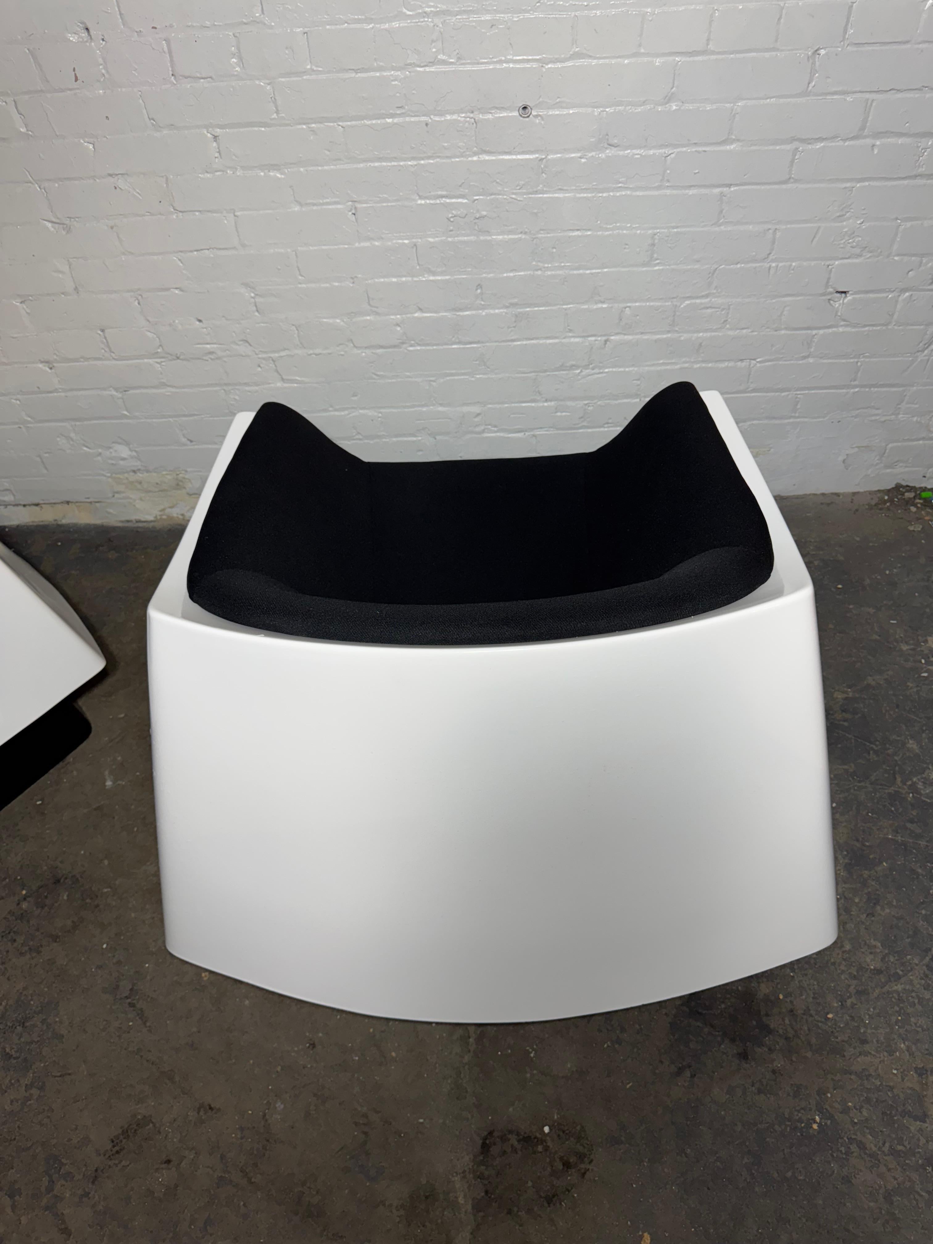 Peint Paire de chaises en fibre de verre de style A Space, moderniste, par Vecta Group en vente