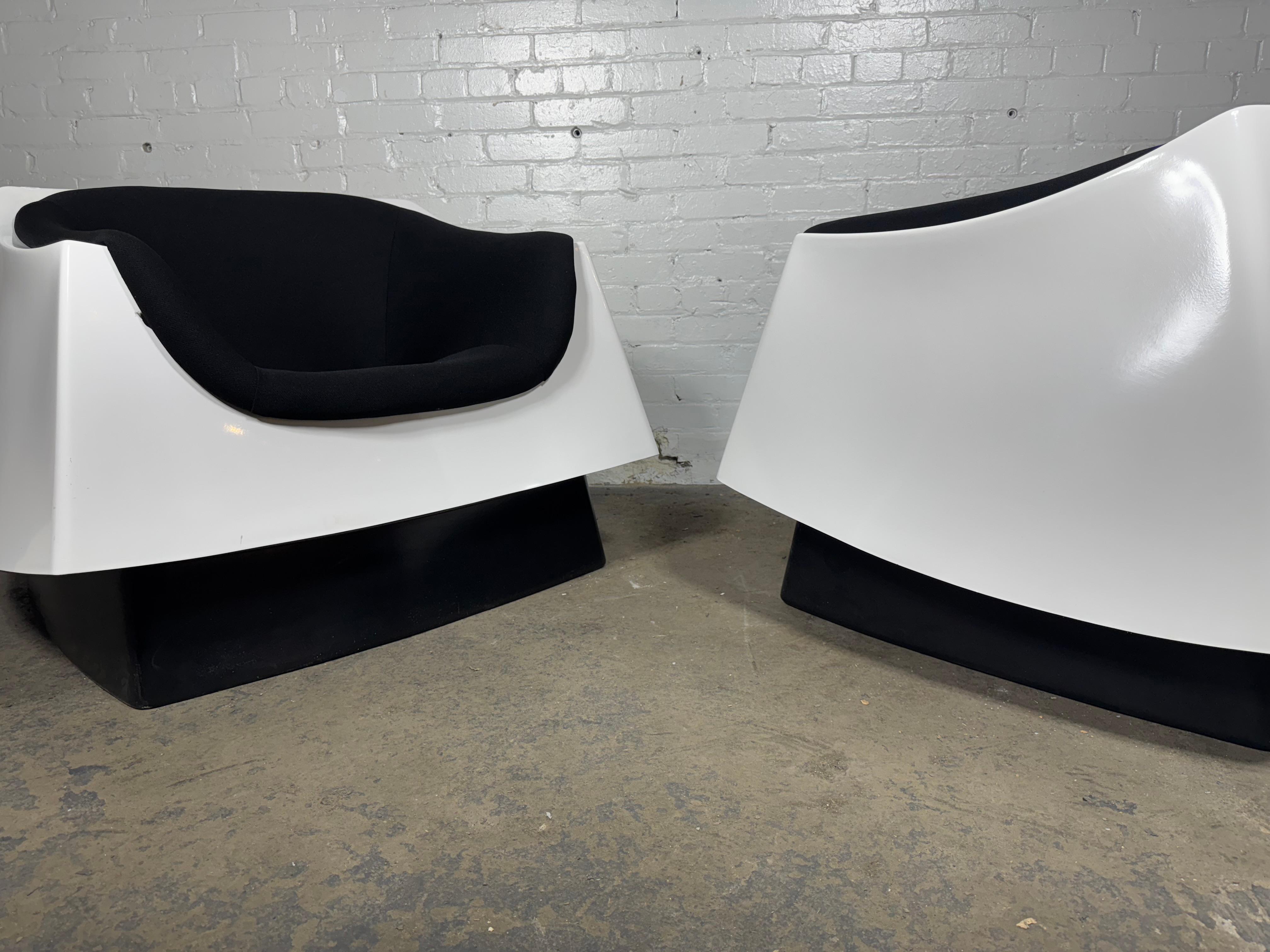 Tissu Paire de chaises en fibre de verre de style A Space, moderniste, par Vecta Group en vente