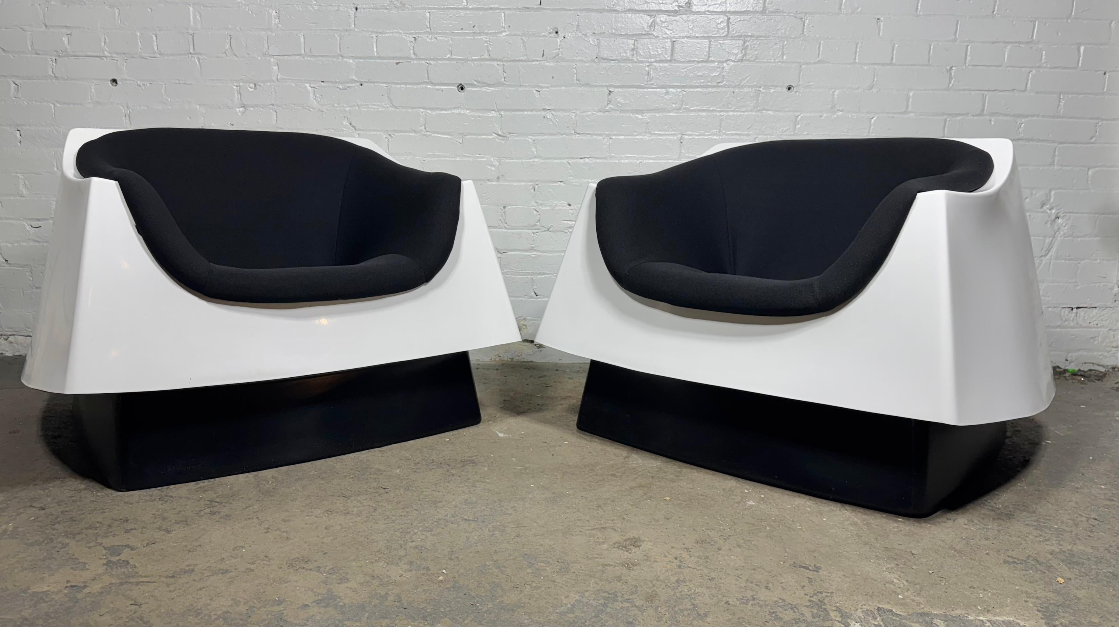 Paire de chaises en fibre de verre de style A Space, moderniste, par Vecta Group en vente 1