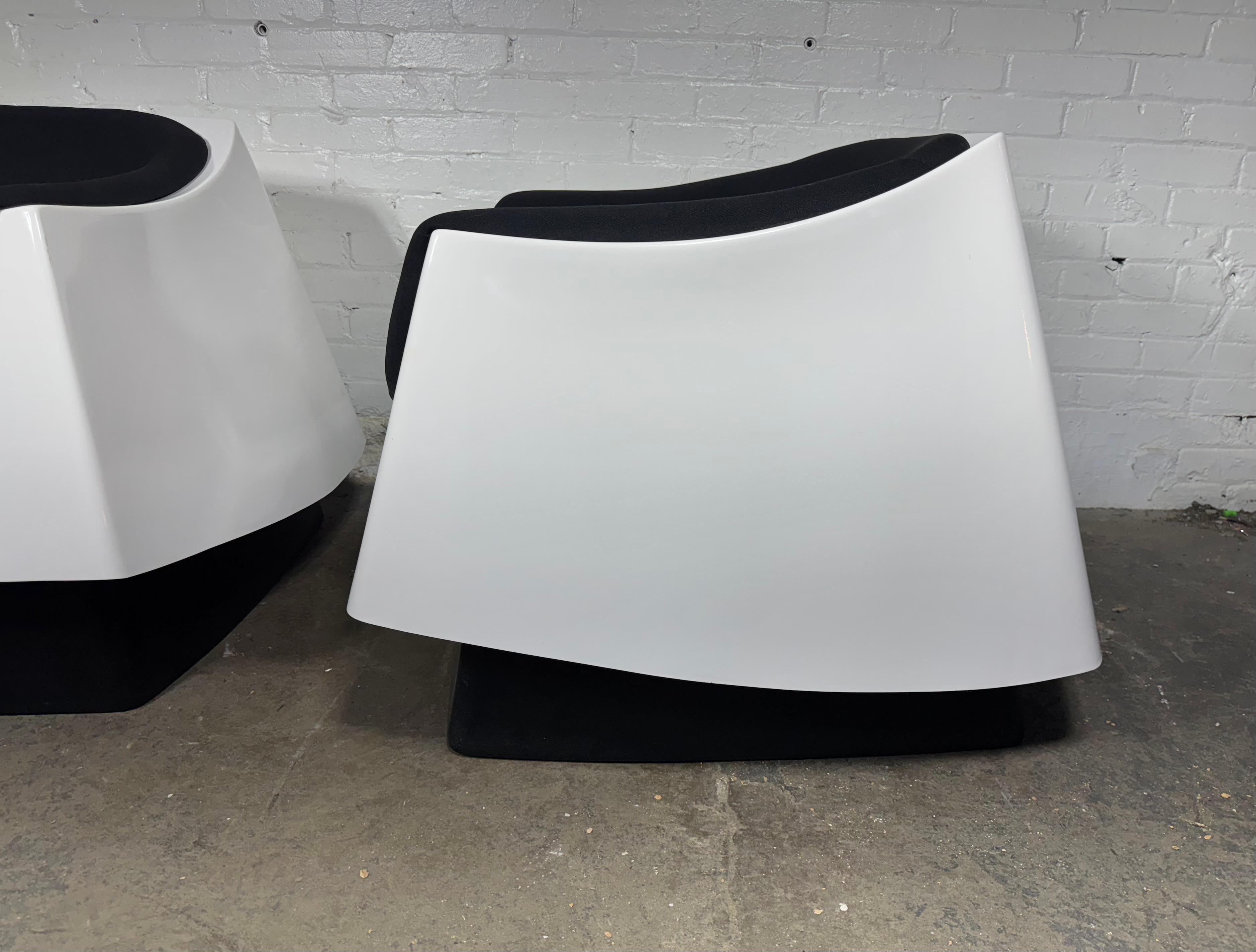 Paire de chaises en fibre de verre de style A Space, moderniste, par Vecta Group en vente 2