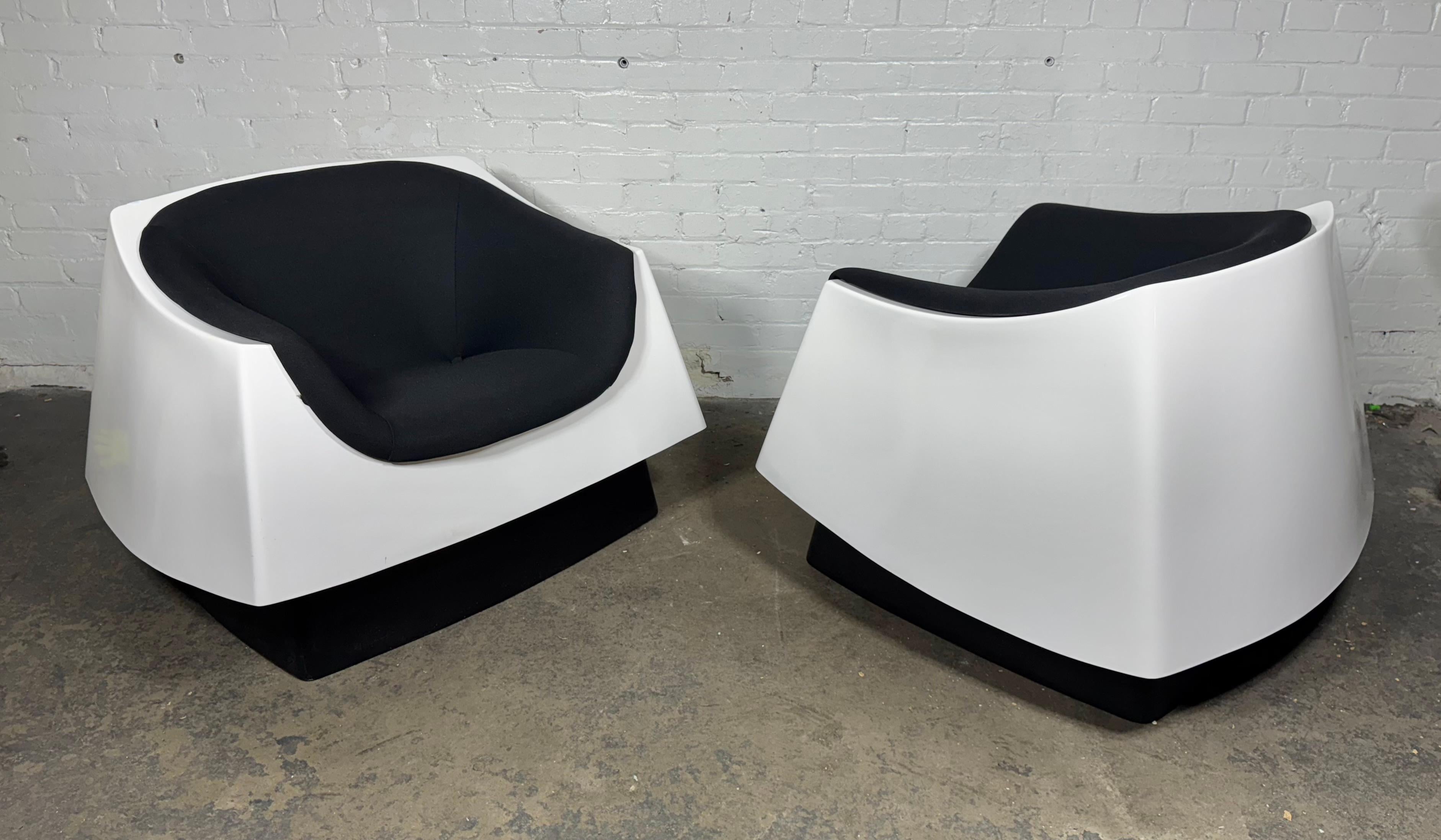 Paire de chaises en fibre de verre de style A Space, moderniste, par Vecta Group en vente 3