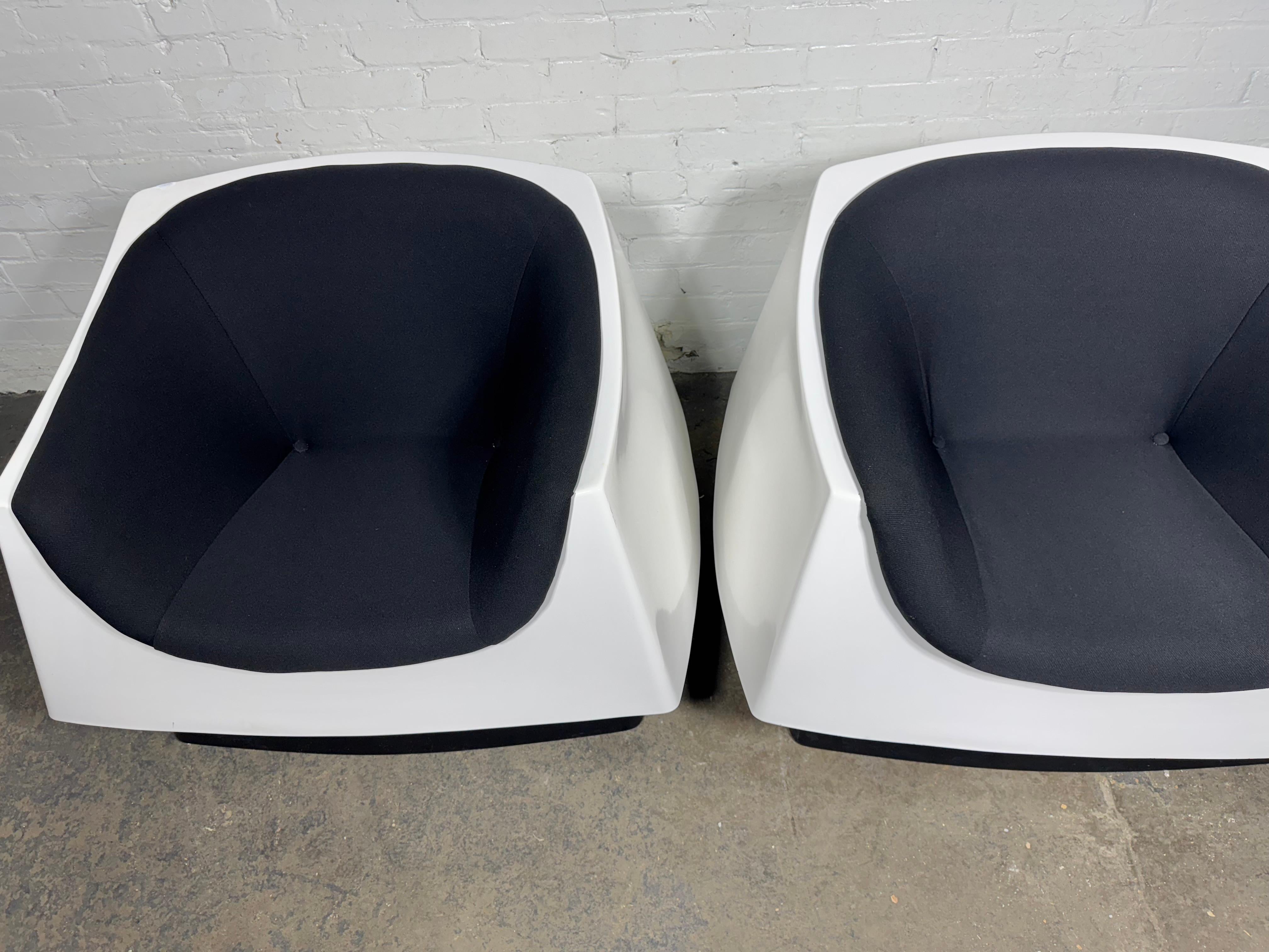 Paire de chaises en fibre de verre de style A Space, moderniste, par Vecta Group en vente 5