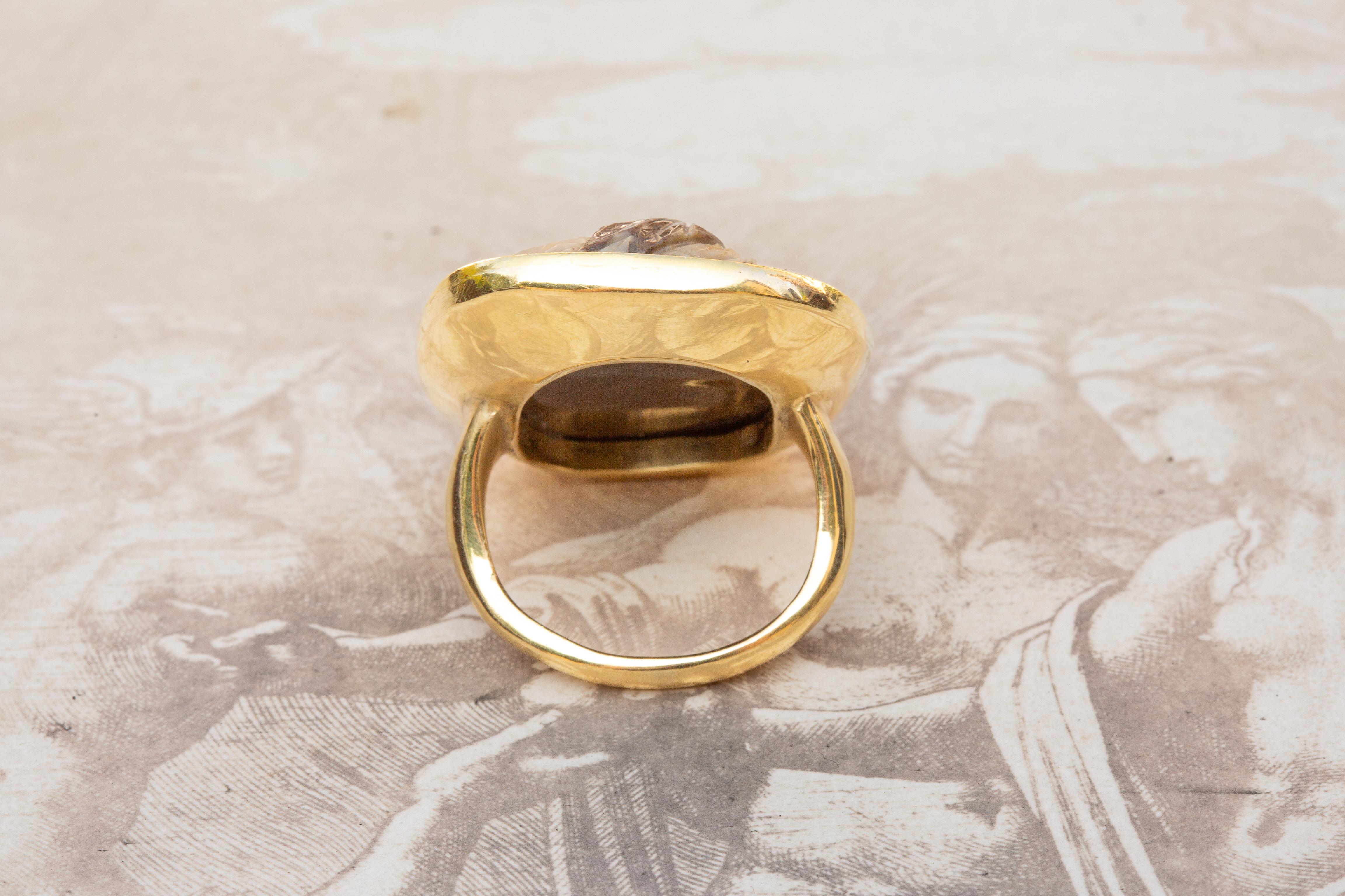Rare bague camée italienne de la Renaissance du 17ème siècle de l'empereur Hadrien en or 18 carats  5