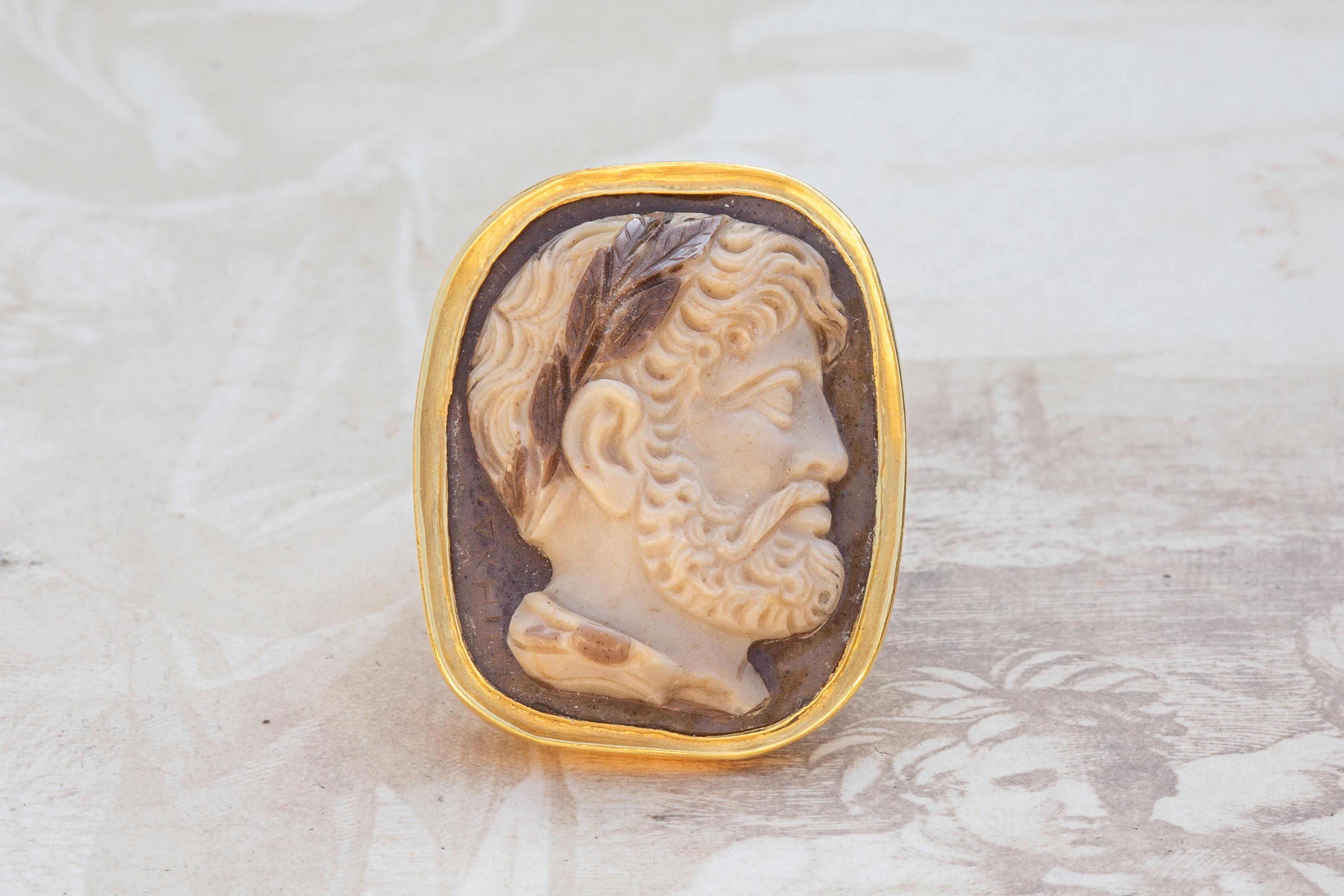 Rare camée italien en pierre dure du XVIIe siècle, serti dans une monture de chevalière en or à haute teneur en carats. Ce magnifique camée stratifié brun-crème est sculpté dans un seul morceau de jaspe pour révéler le portrait de l'empereur Hadrien