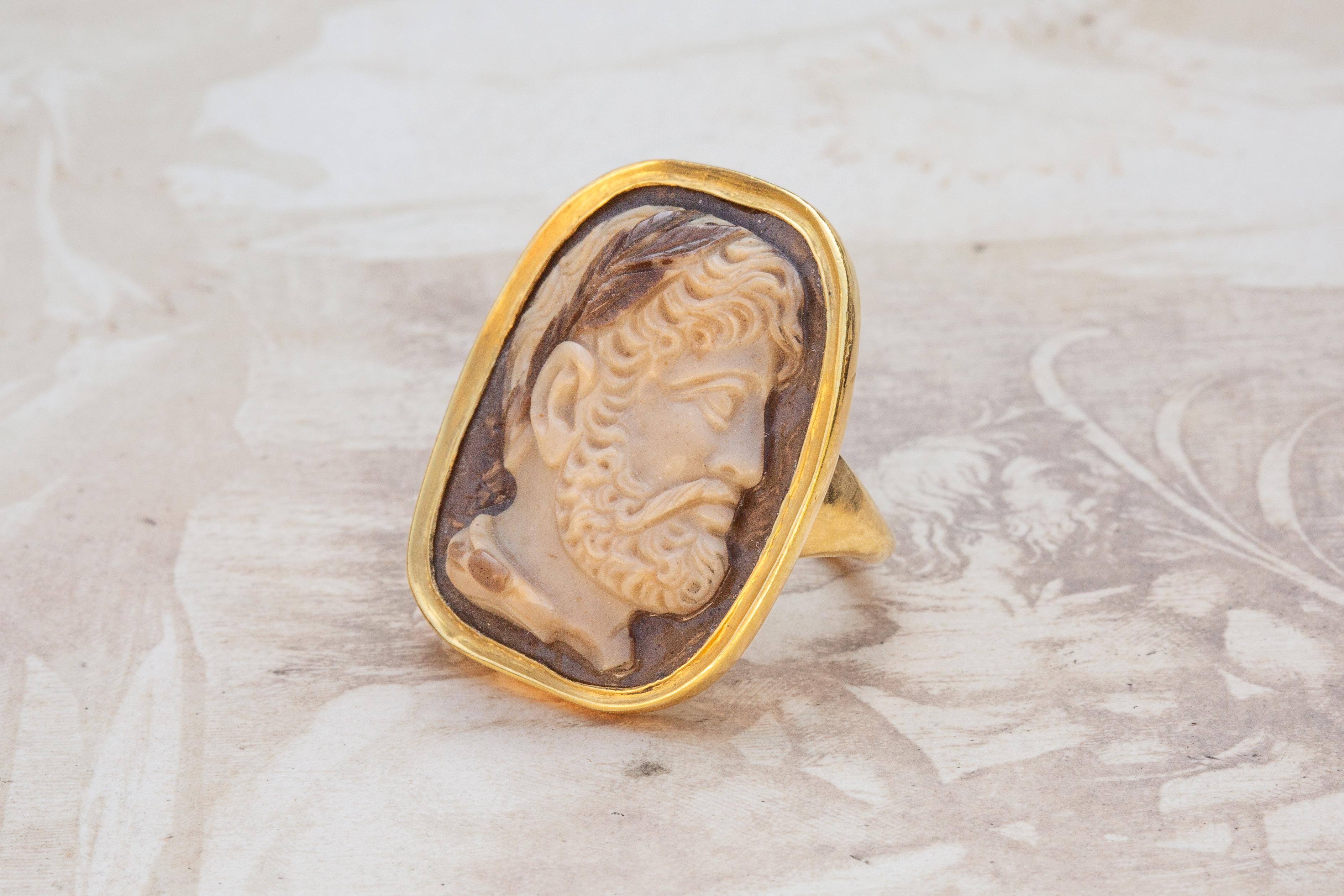 Rare bague camée italienne de la Renaissance du 17ème siècle de l'empereur Hadrien en or 18 carats  Excellent état à London, GB