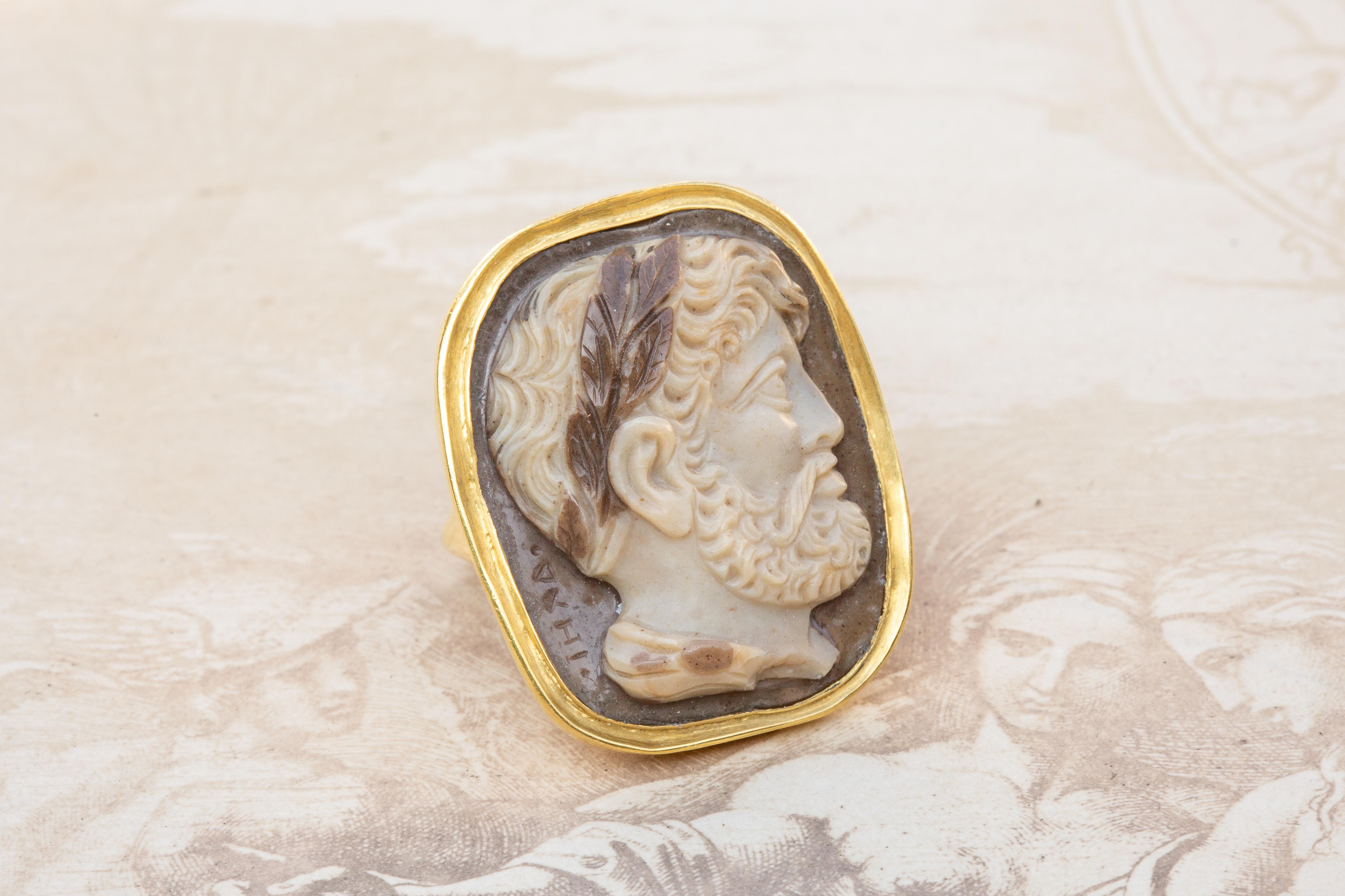 Rare bague camée italienne de la Renaissance du 17ème siècle de l'empereur Hadrien en or 18 carats  2