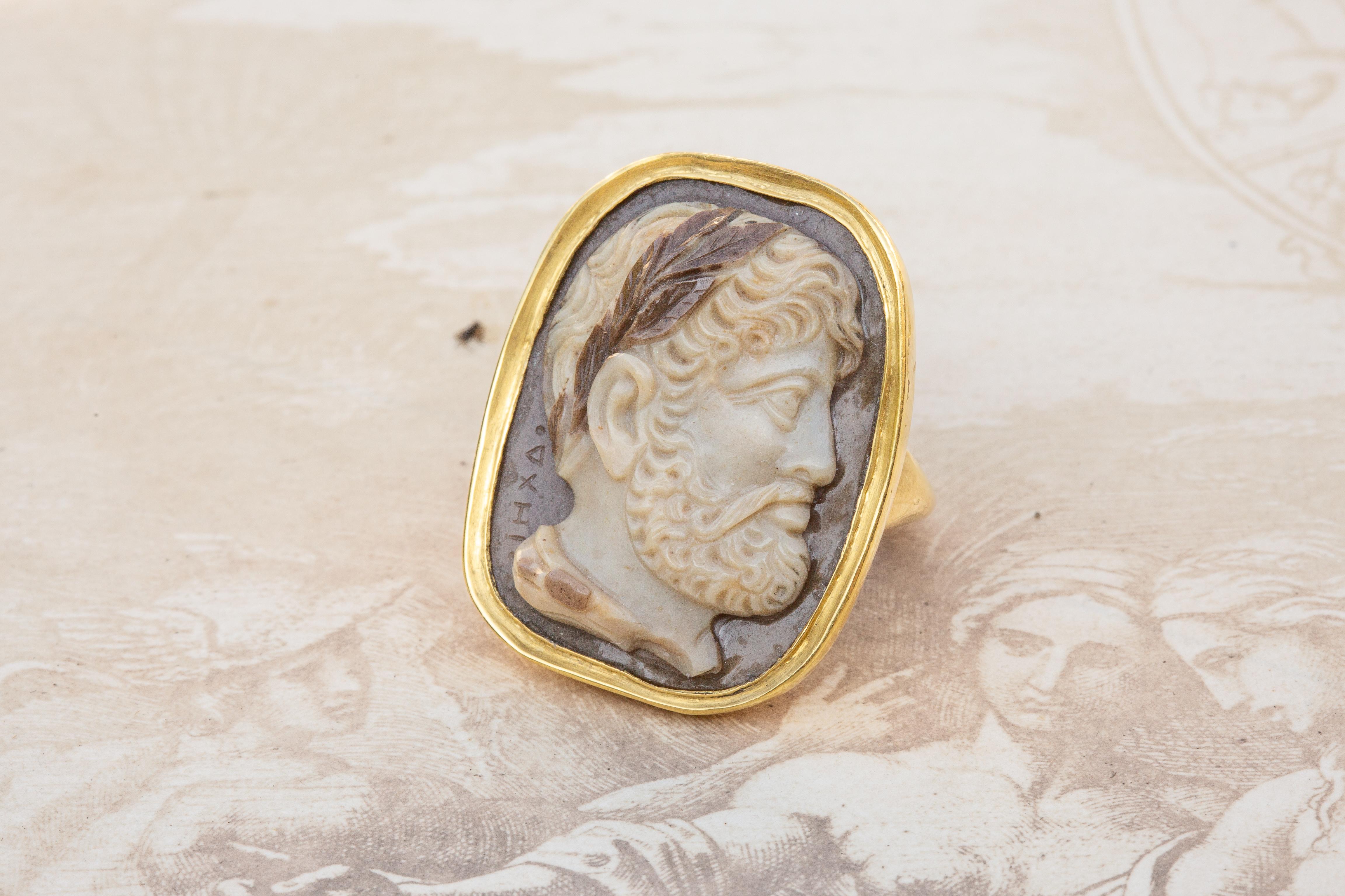 Rare bague camée italienne de la Renaissance du 17ème siècle de l'empereur Hadrien en or 18 carats  3