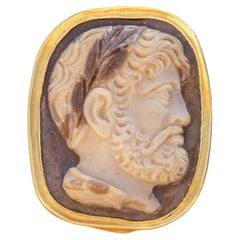 Rare bague camée italienne de la Renaissance du 17ème siècle de l'empereur Hadrien en or 18 carats 
