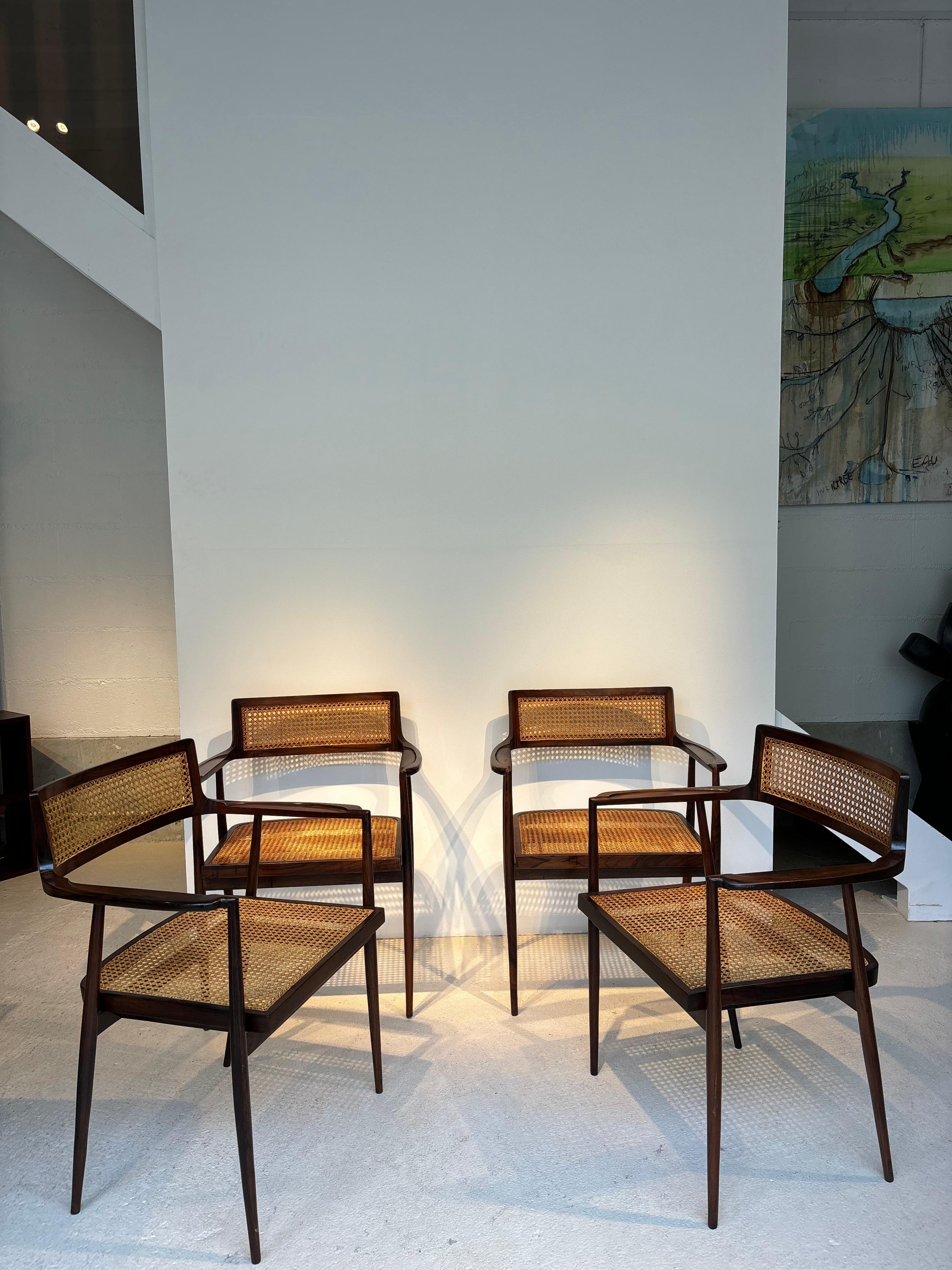 Incroyable série de quatre fauteuils par Joaquim Tenreiro, 
Incroyable dessin et délicatesse des lignes. 
