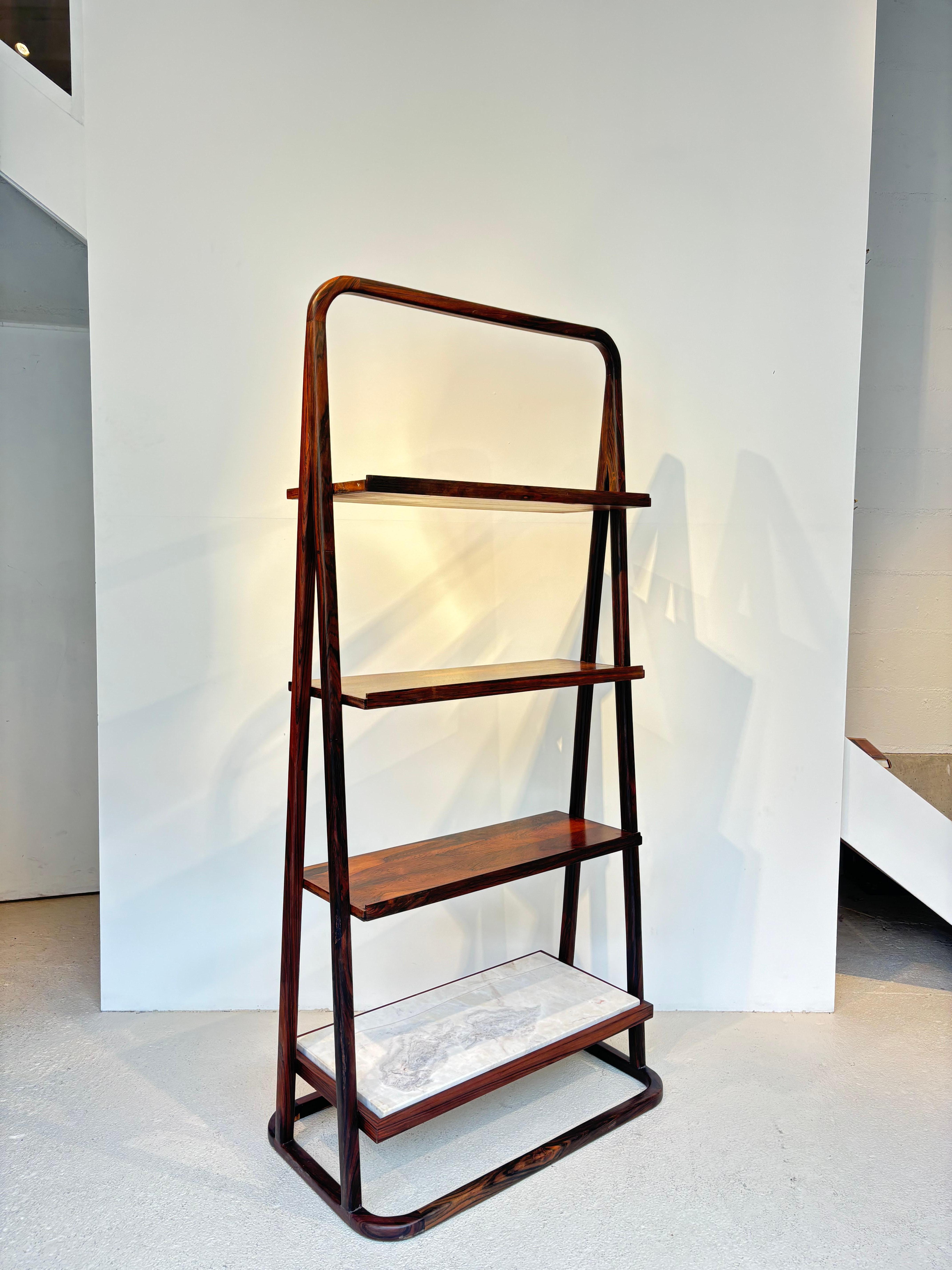Mid-Century moderno Scaffali scarsi di Joaquim Tenreiro in vendita