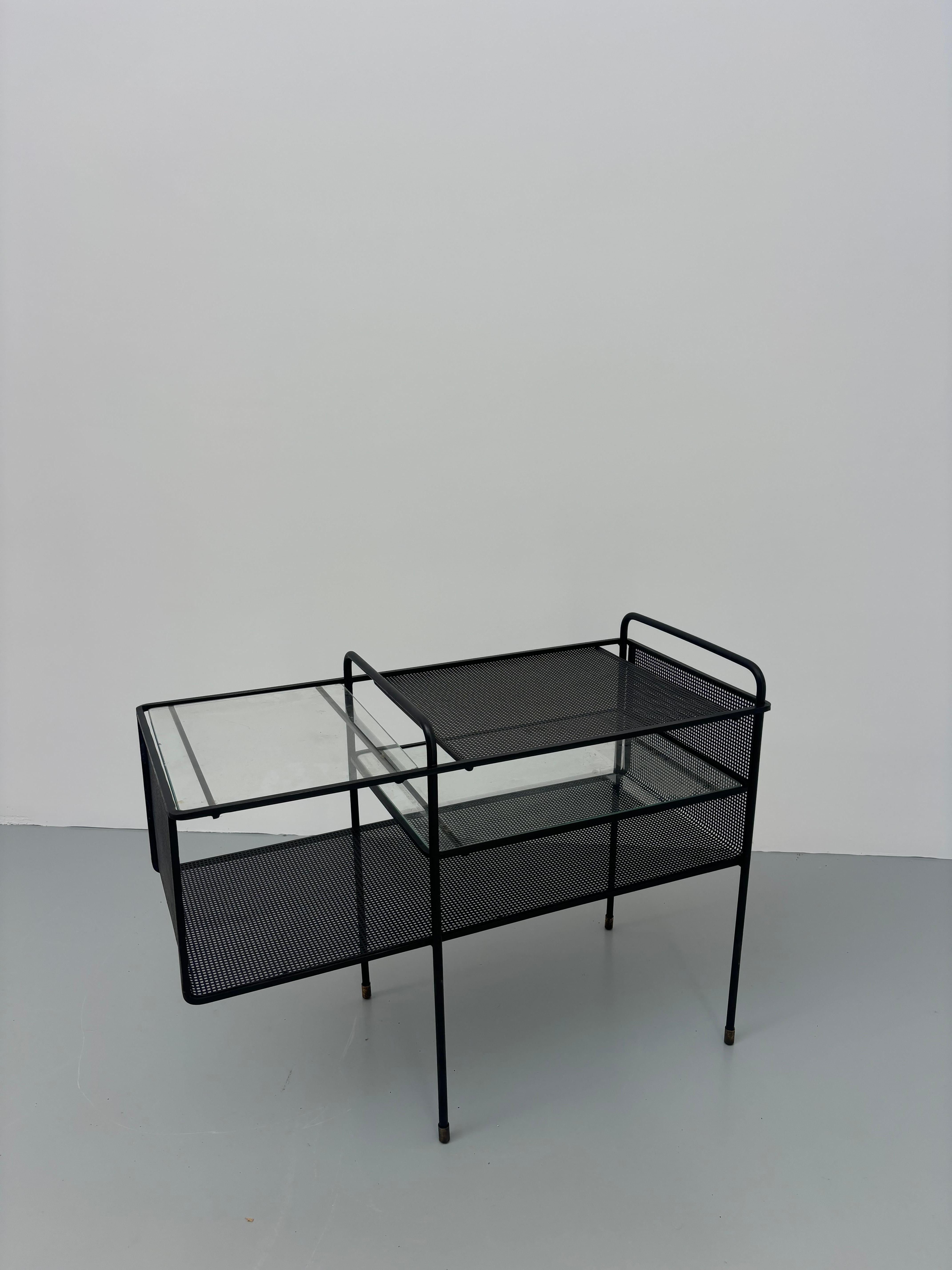 Très rare et imposante table d’appoint à étage par Mathieu Matégot. 