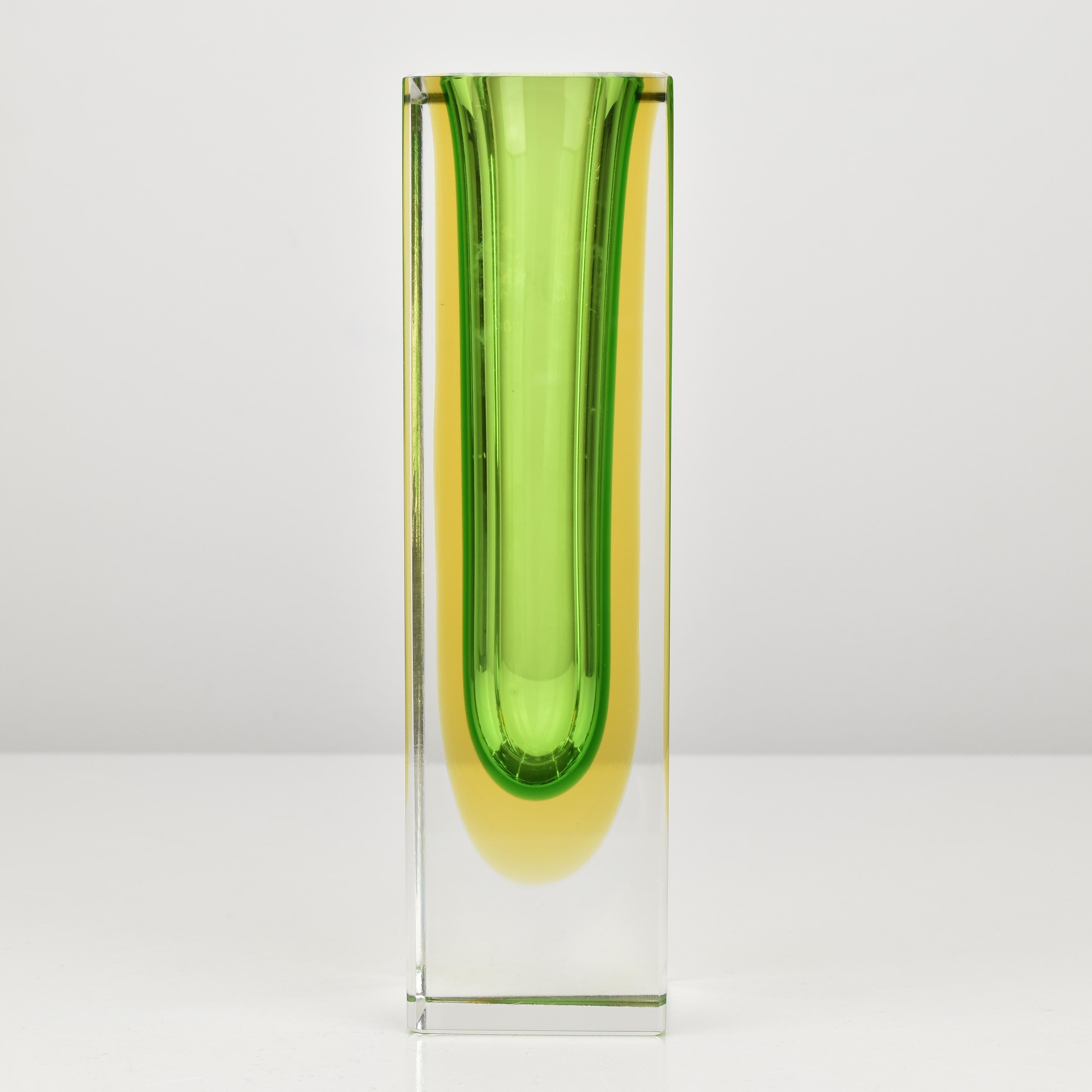 Un étonnant et rare vase en verre de Murano Sommerso conçu par Flavio Poli dans les années 1960. Cette pièce élégante témoigne de la maîtrise de la technique Sommerso (