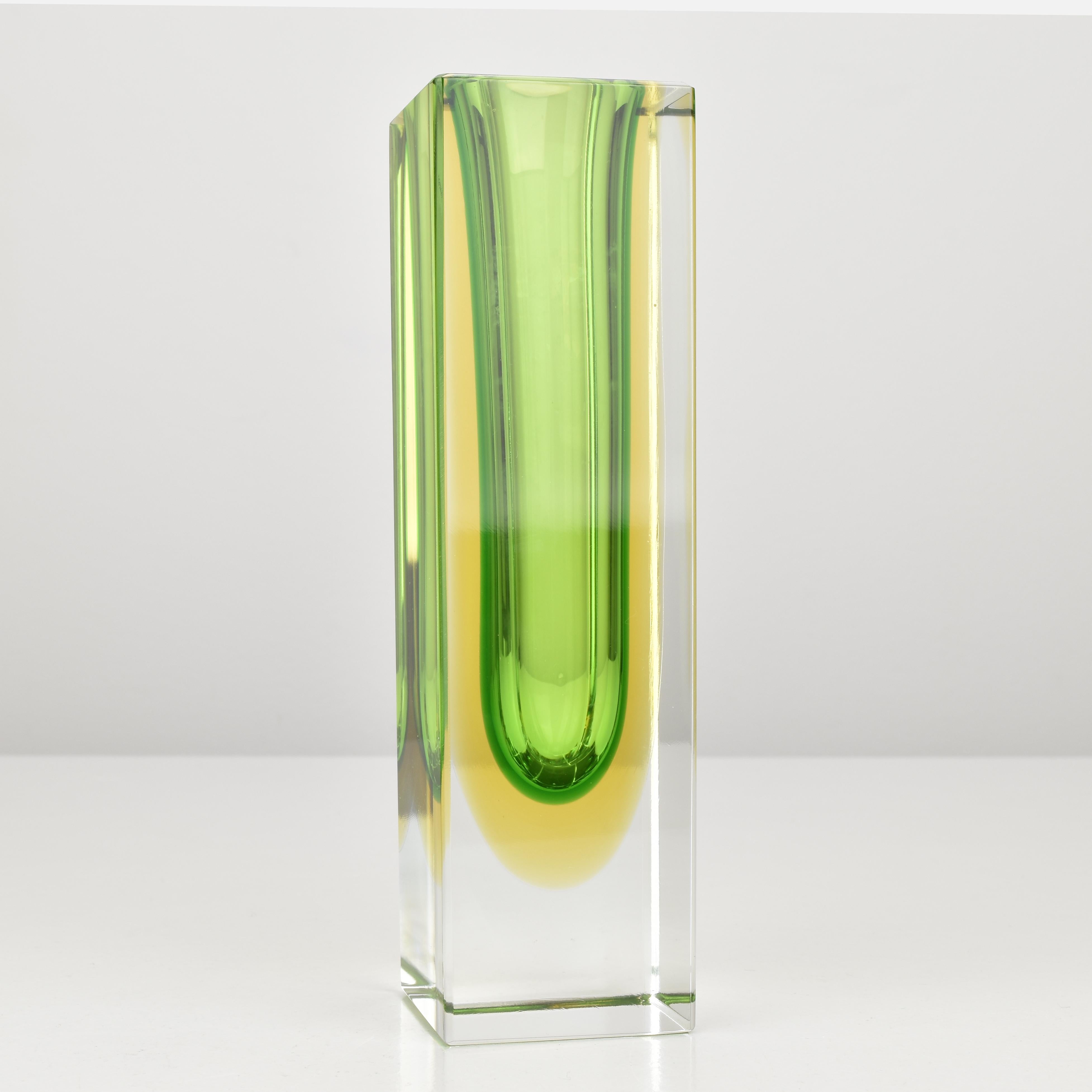 italien Rare vase en verre à blocs vert, jaune et transparent de Flavio Poli, années 1960 en vente