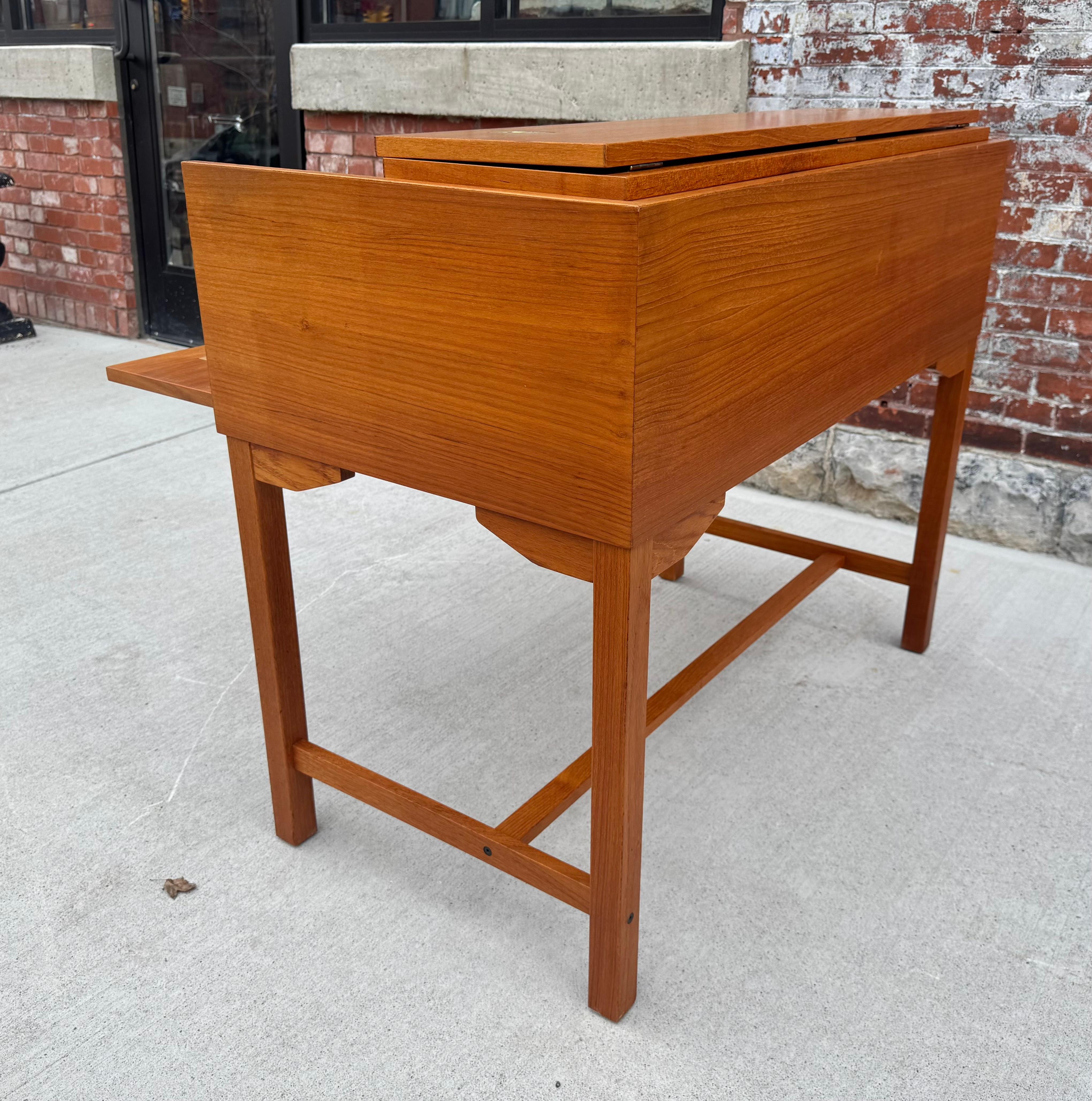 Scarsa scrivania in teak attribuita a Torbjorn Afdal / Danimarca / Modernista in vendita 4