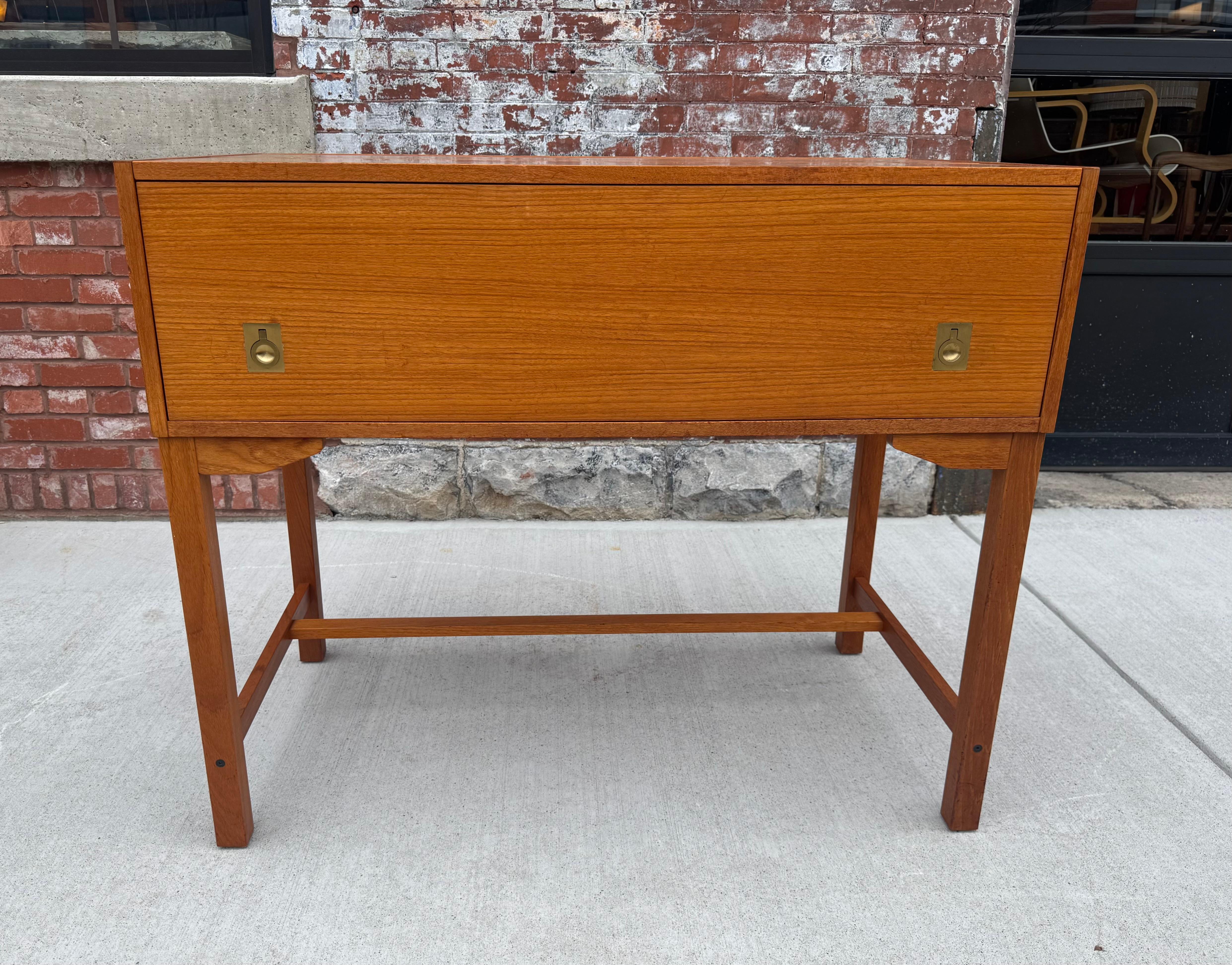 Scarsa scrivania in teak attribuita a Torbjorn Afdal / Danimarca / Modernista . Eleganza, design architettonico... Incredibili condizioni originali, DETTAGLI IN OTTONE. 6 cassetti con incastro a coda di rondine, qualità e costruzione superiori, D.