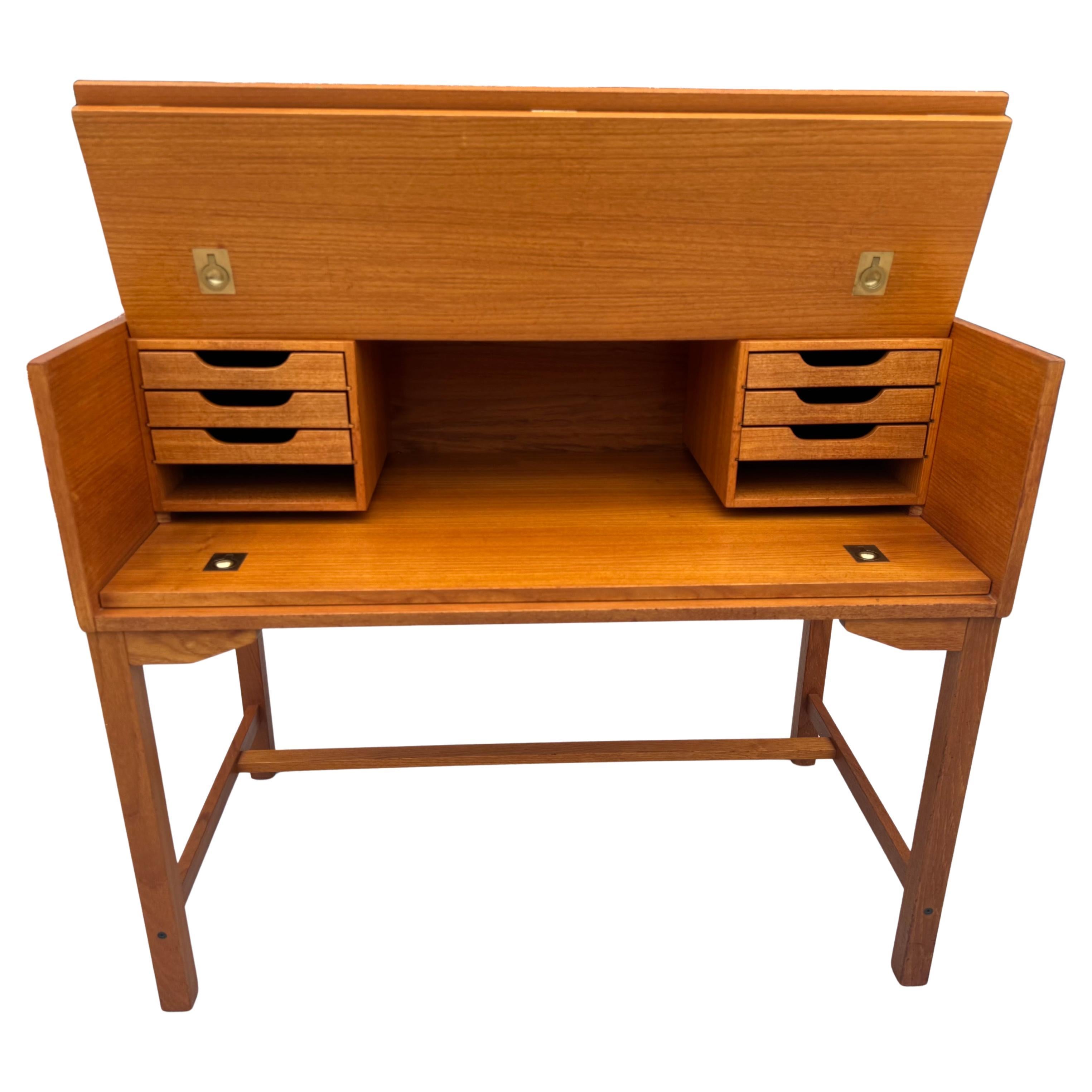 Scandinavo moderno Scarsa scrivania in teak attribuita a Torbjorn Afdal / Danimarca / Modernista in vendita