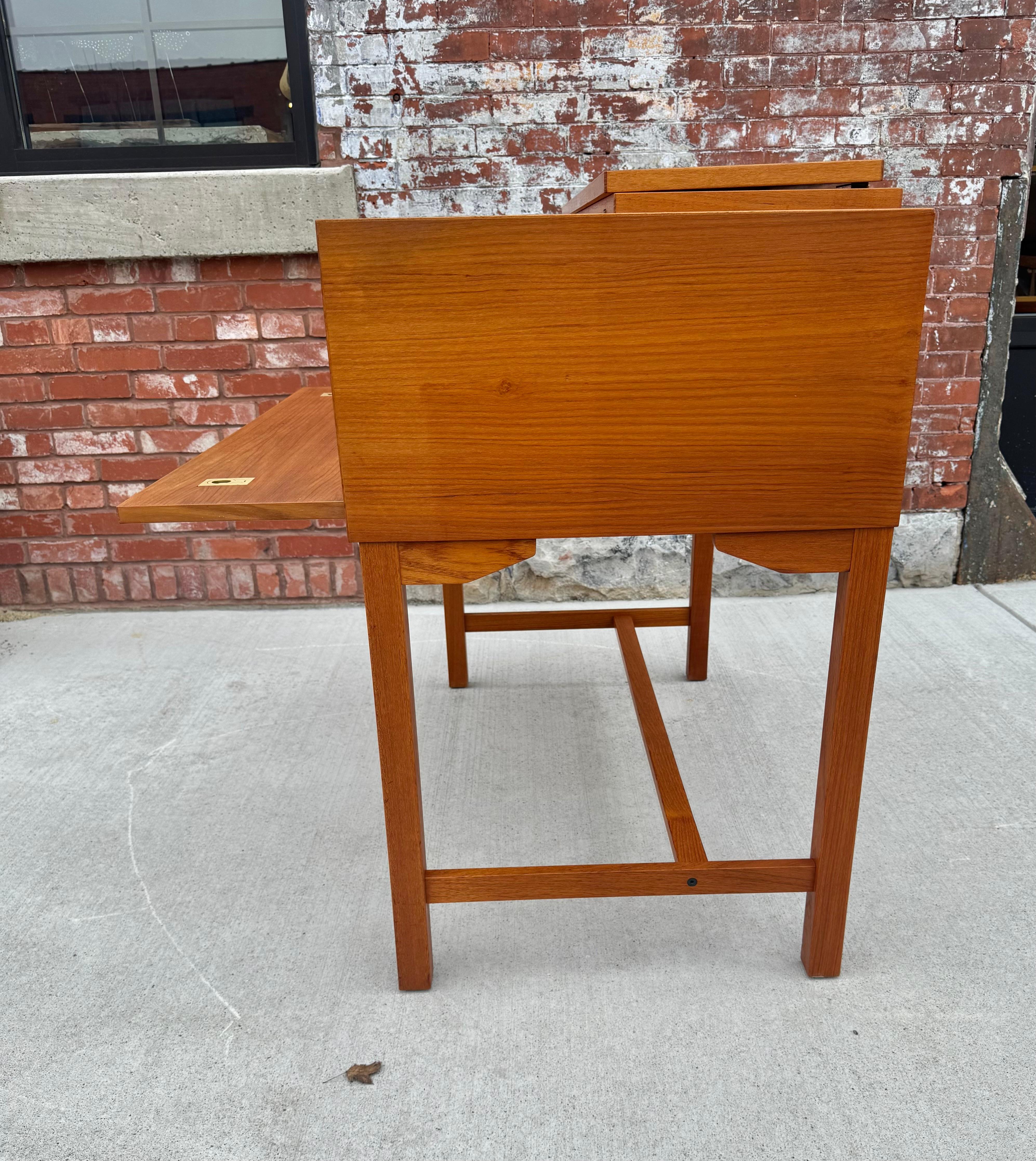 Scarsa scrivania in teak attribuita a Torbjorn Afdal / Danimarca / Modernista In condizioni buone in vendita a Buffalo, NY