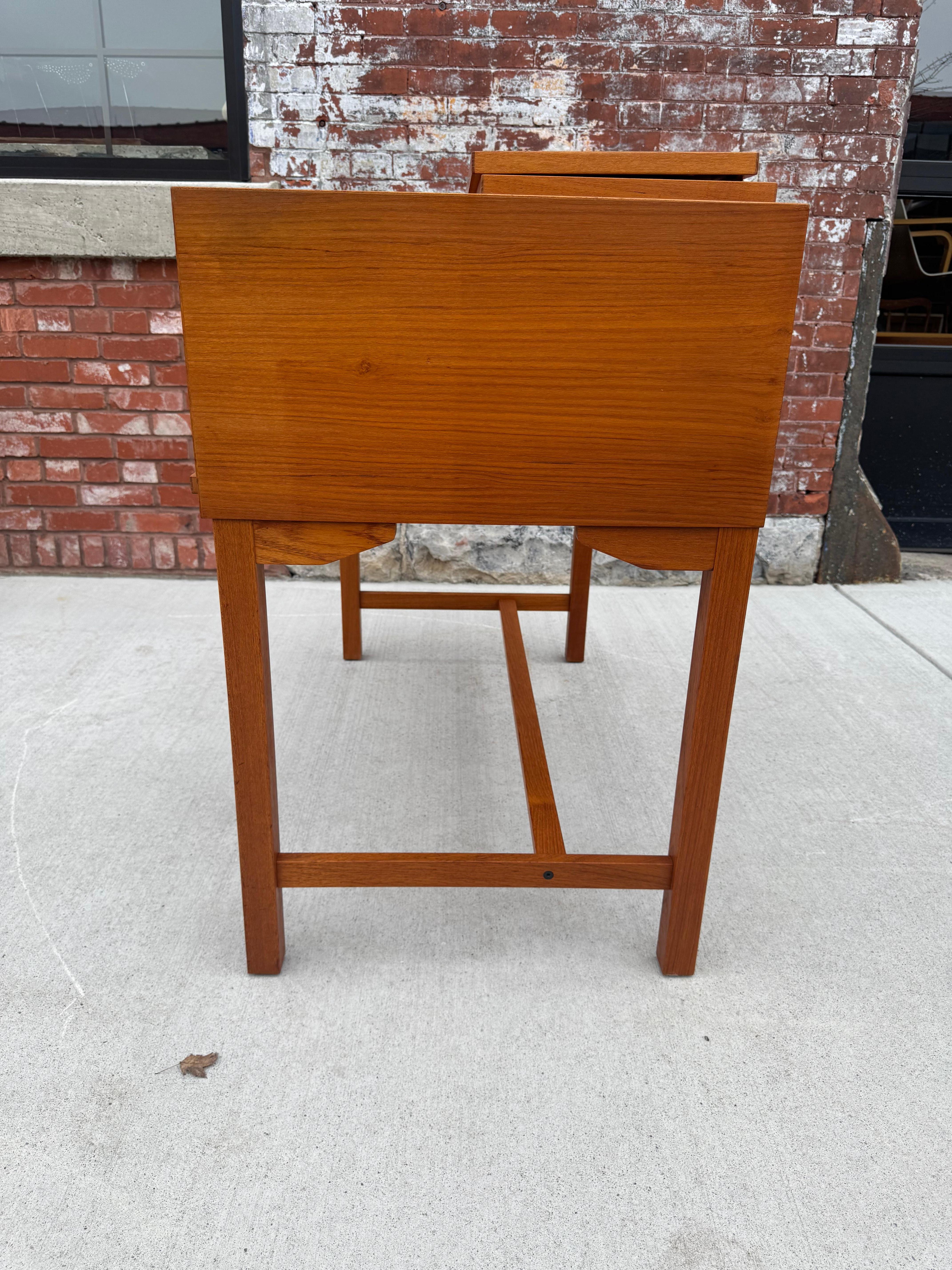 Metà XX secolo Scarsa scrivania in teak attribuita a Torbjorn Afdal / Danimarca / Modernista in vendita