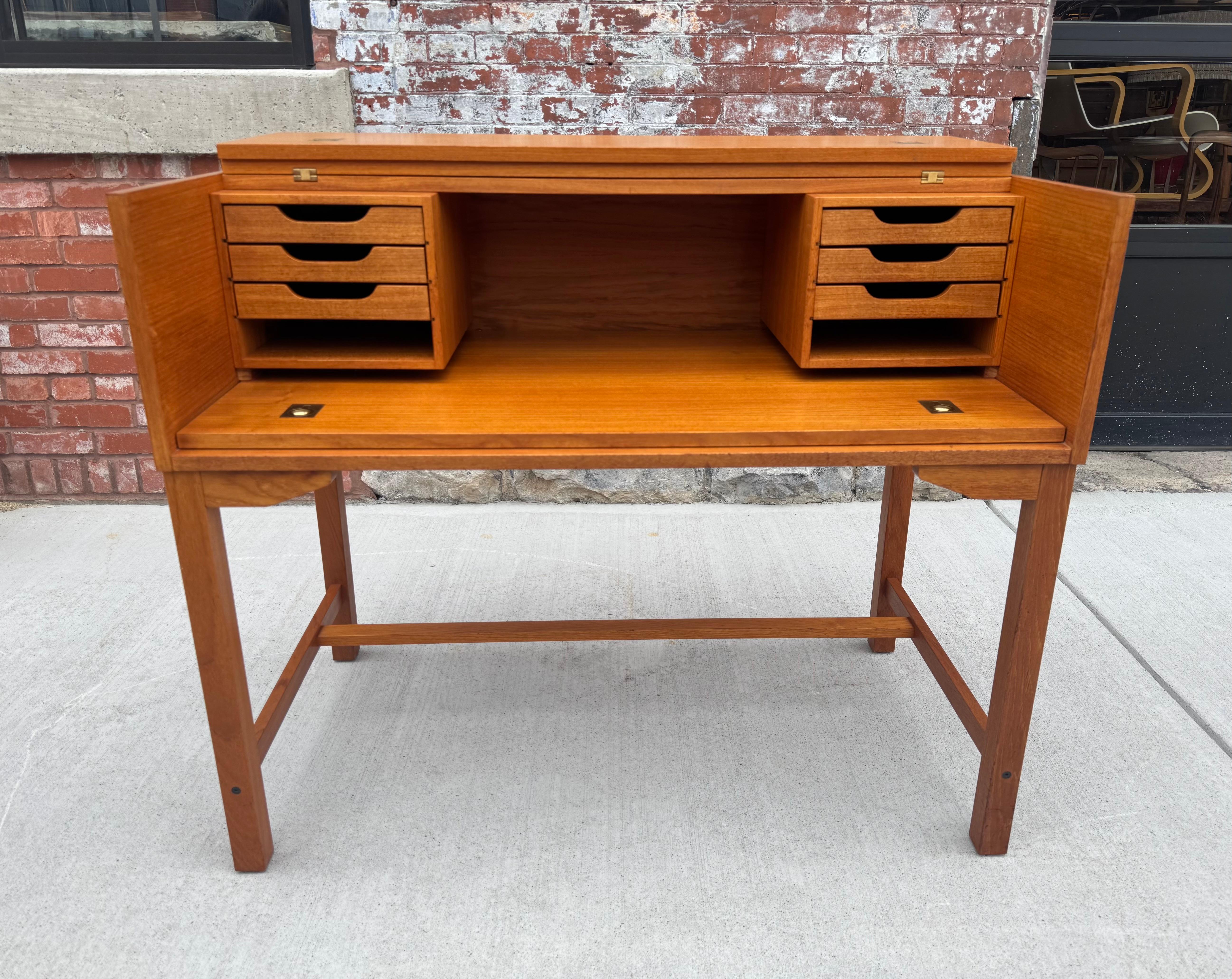 Ottone Scarsa scrivania in teak attribuita a Torbjorn Afdal / Danimarca / Modernista in vendita