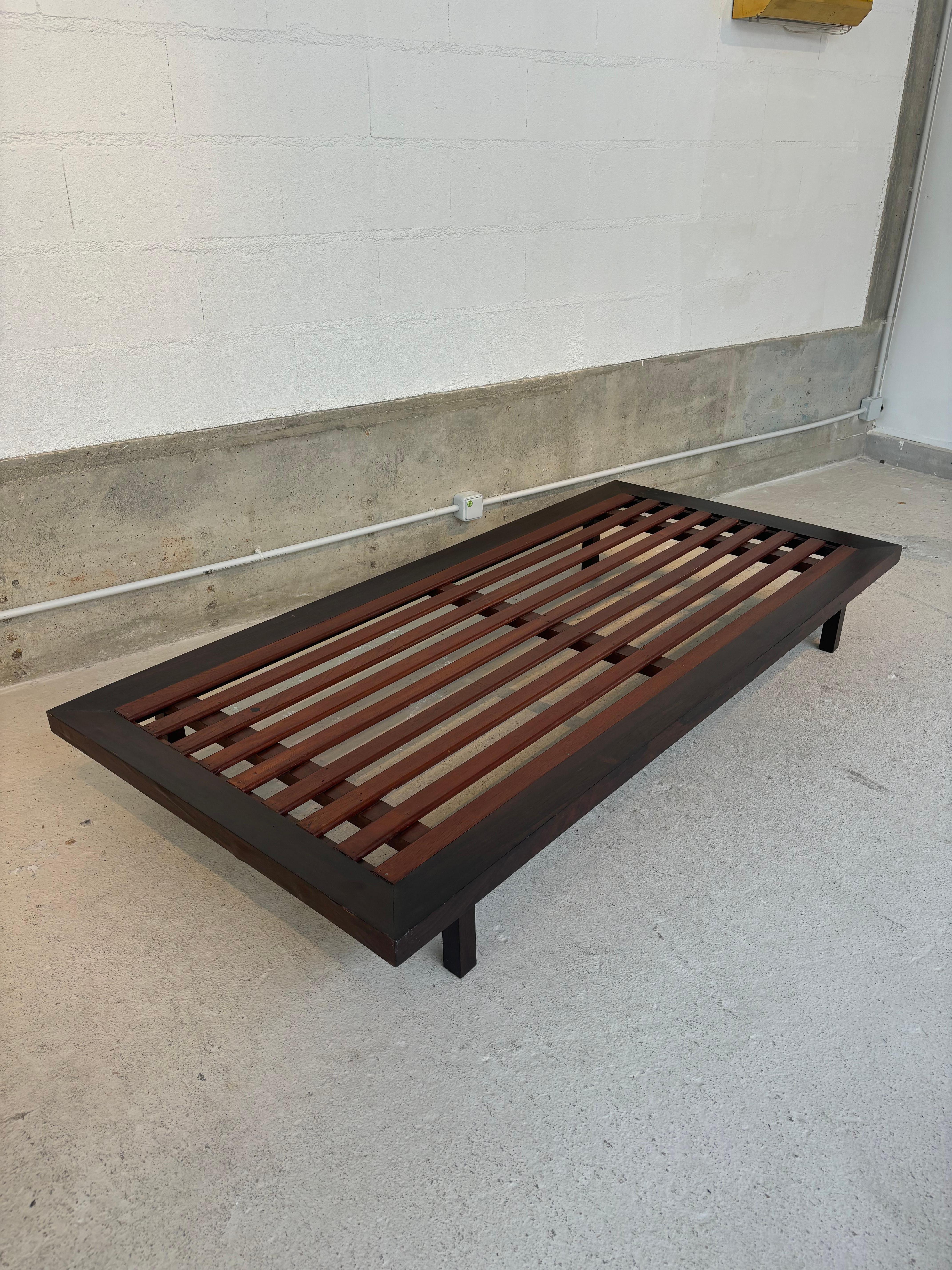 Brésilien Scarce Tenreiro Daybed en vente