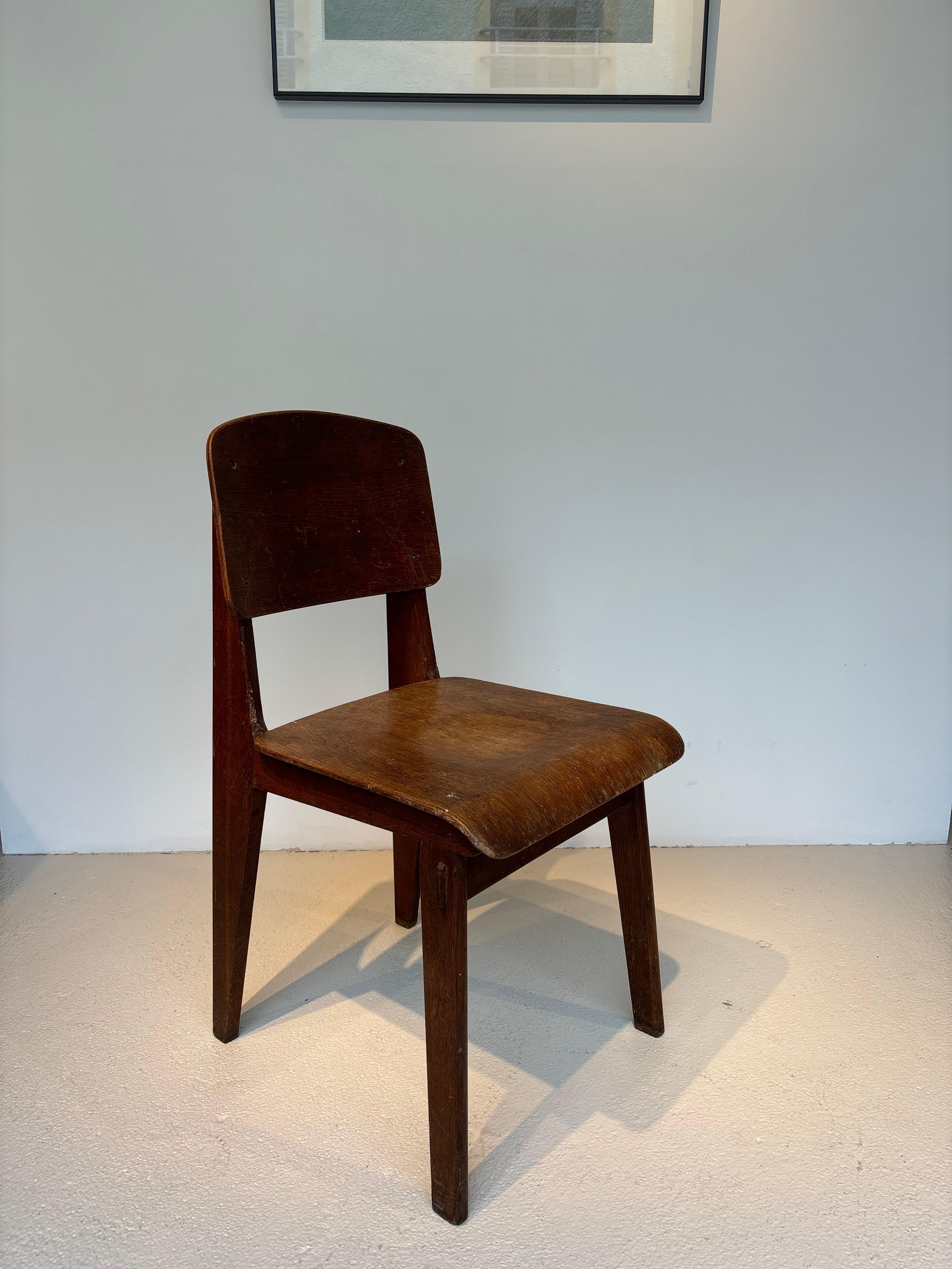 Rare chaise tout bois de Jean Prouvé pour le centre d’études nucléaires du commissariat à l’énergie atomique de Saclay. 
Elle possède sa plaque d’origine. 
Superbe patine 