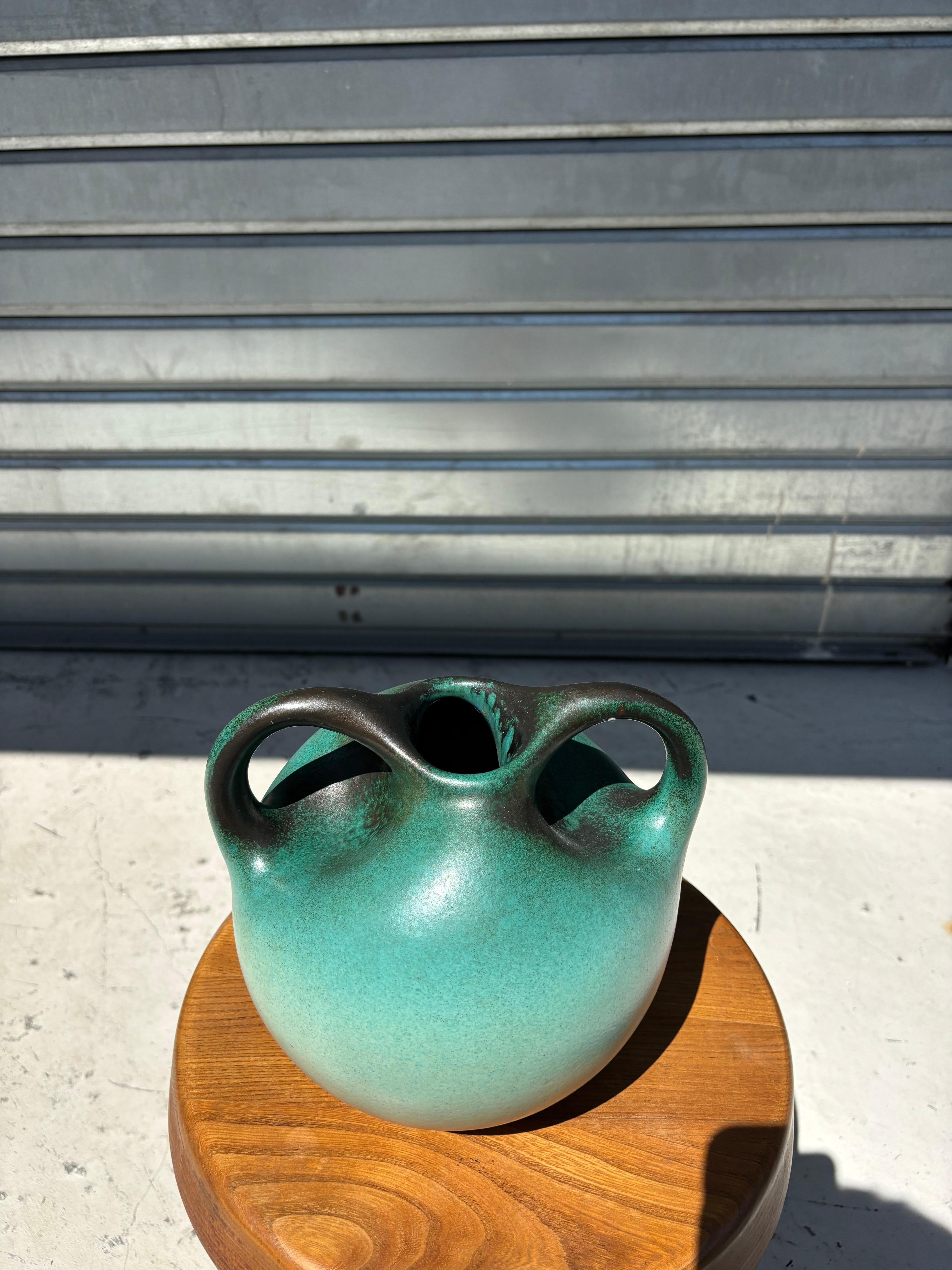 Rare vase de Léon Arthur Tuntundjian en vente 3