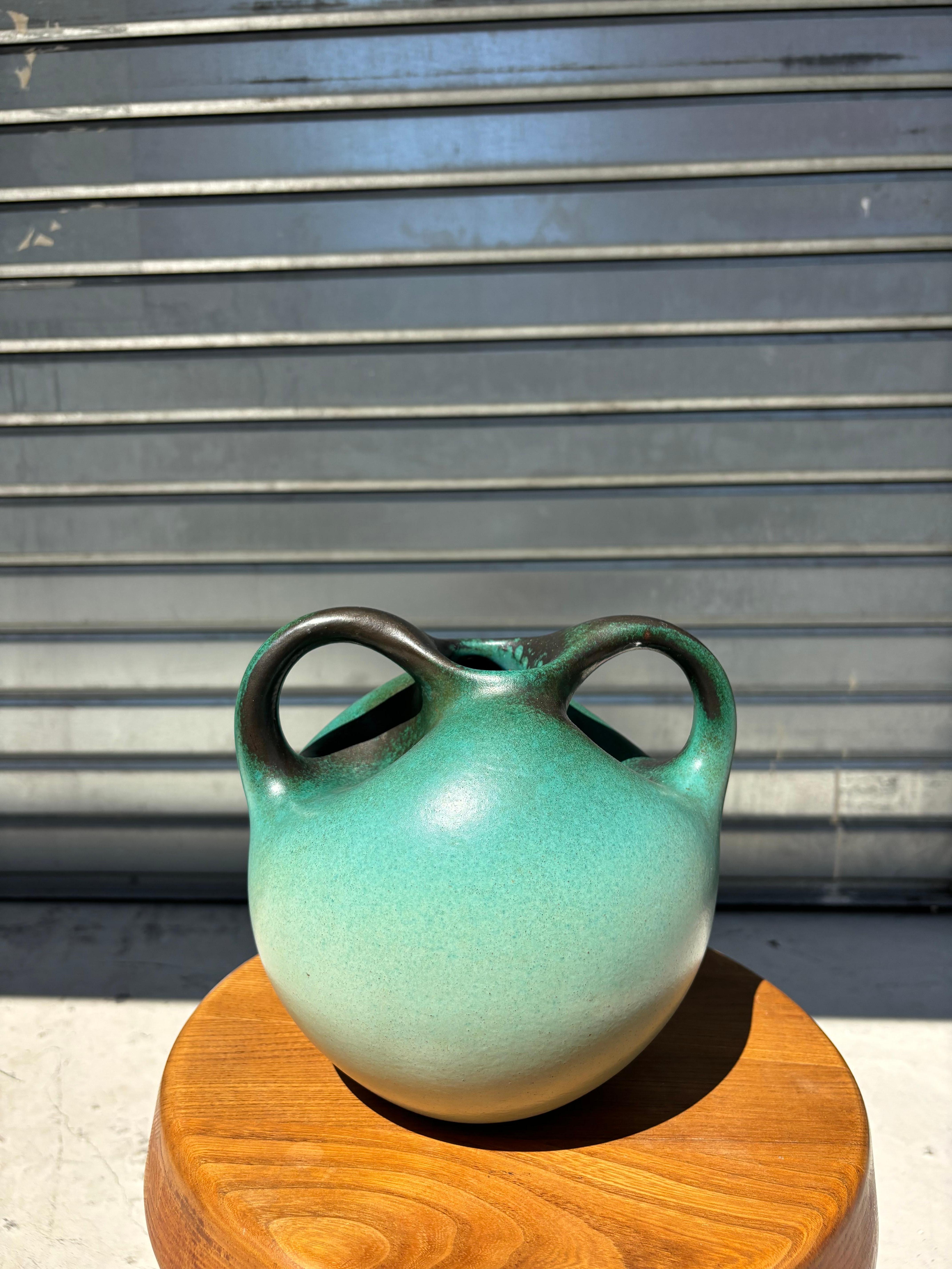 Rare vase de Léon Arthur Tuntundjian en vente 4