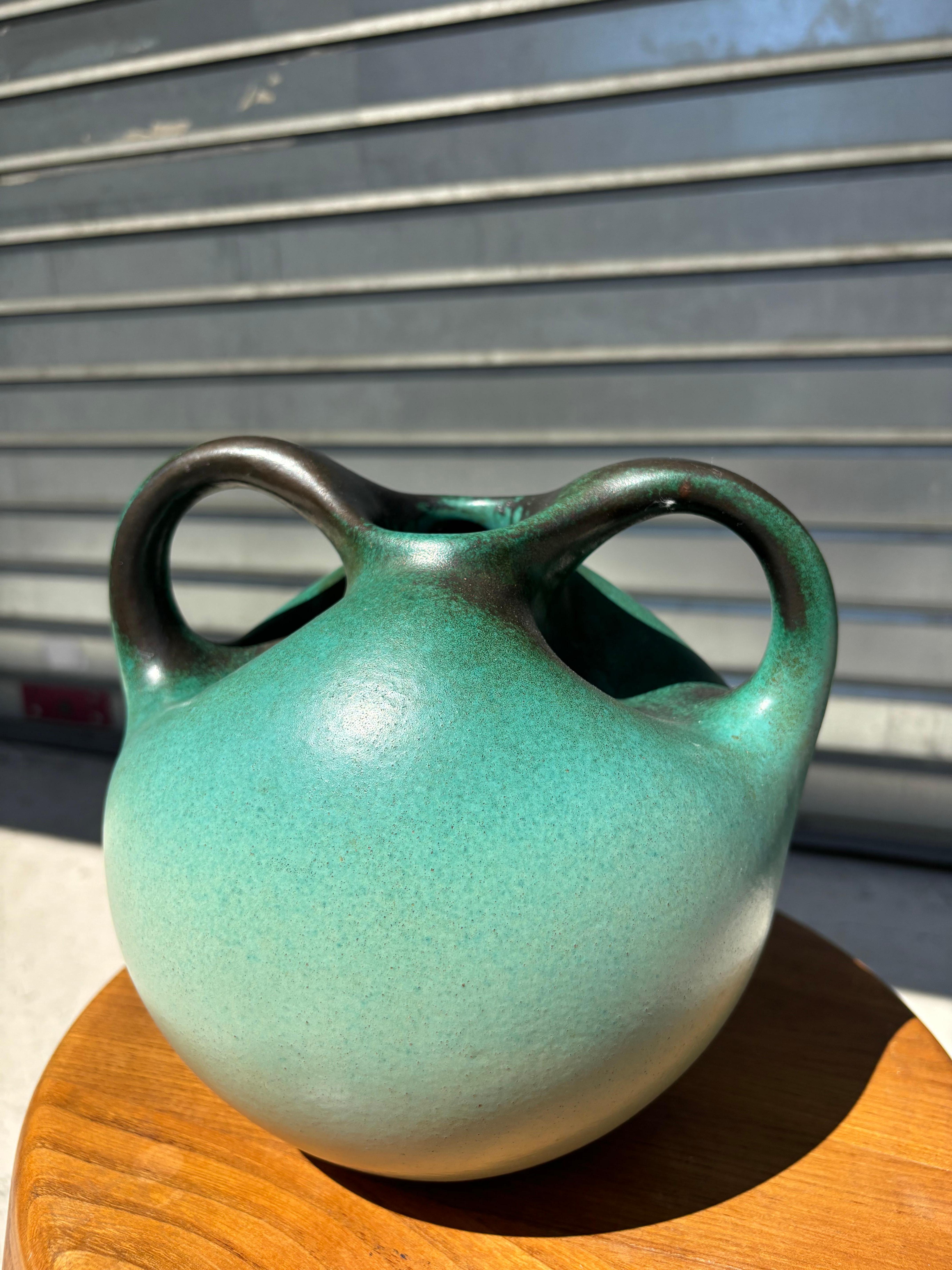 Rare vase de Léon Arthur Tuntundjian en vente 7