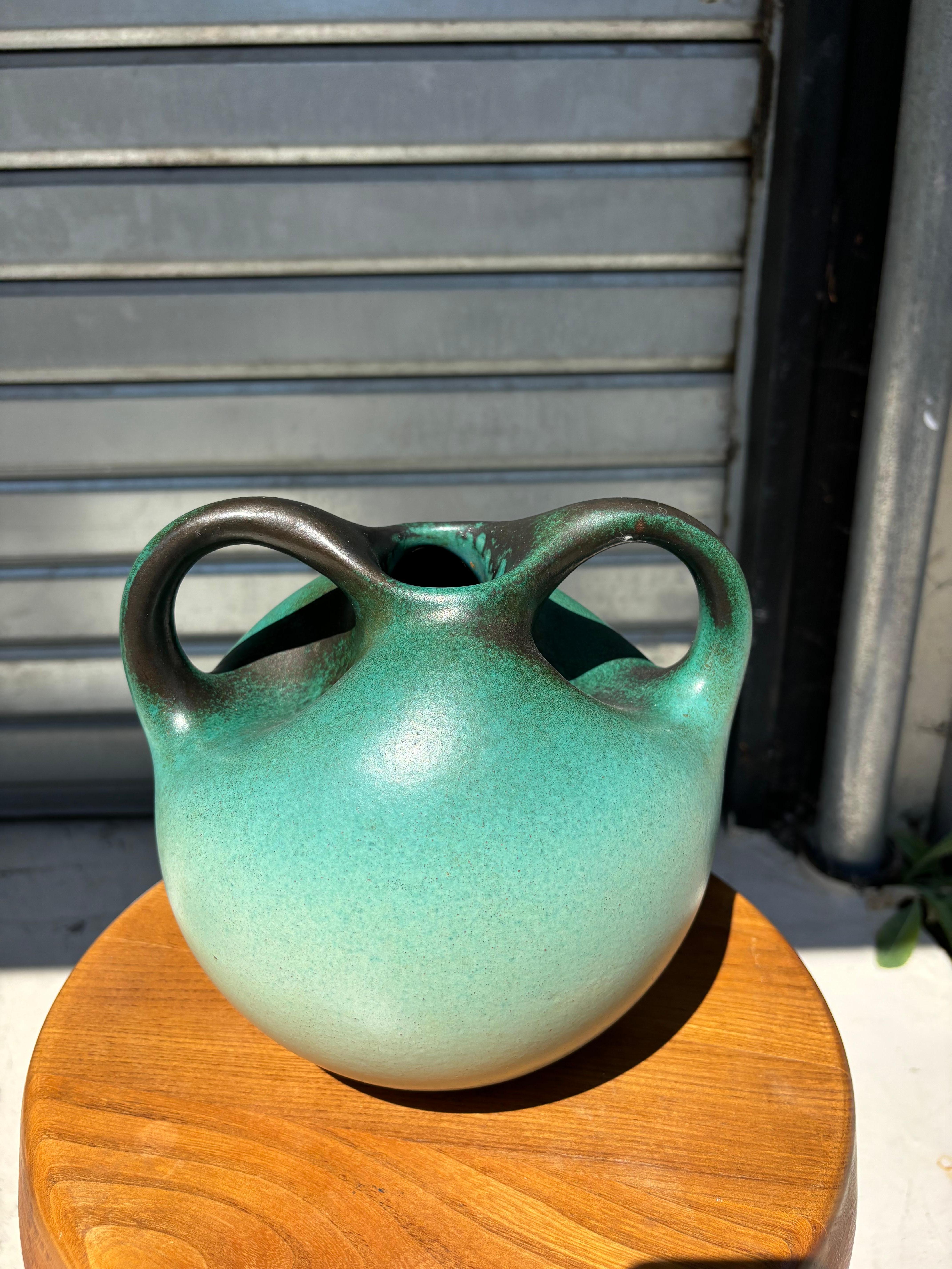 Rare vase de Léon Arthur Tuntundjian en vente 11