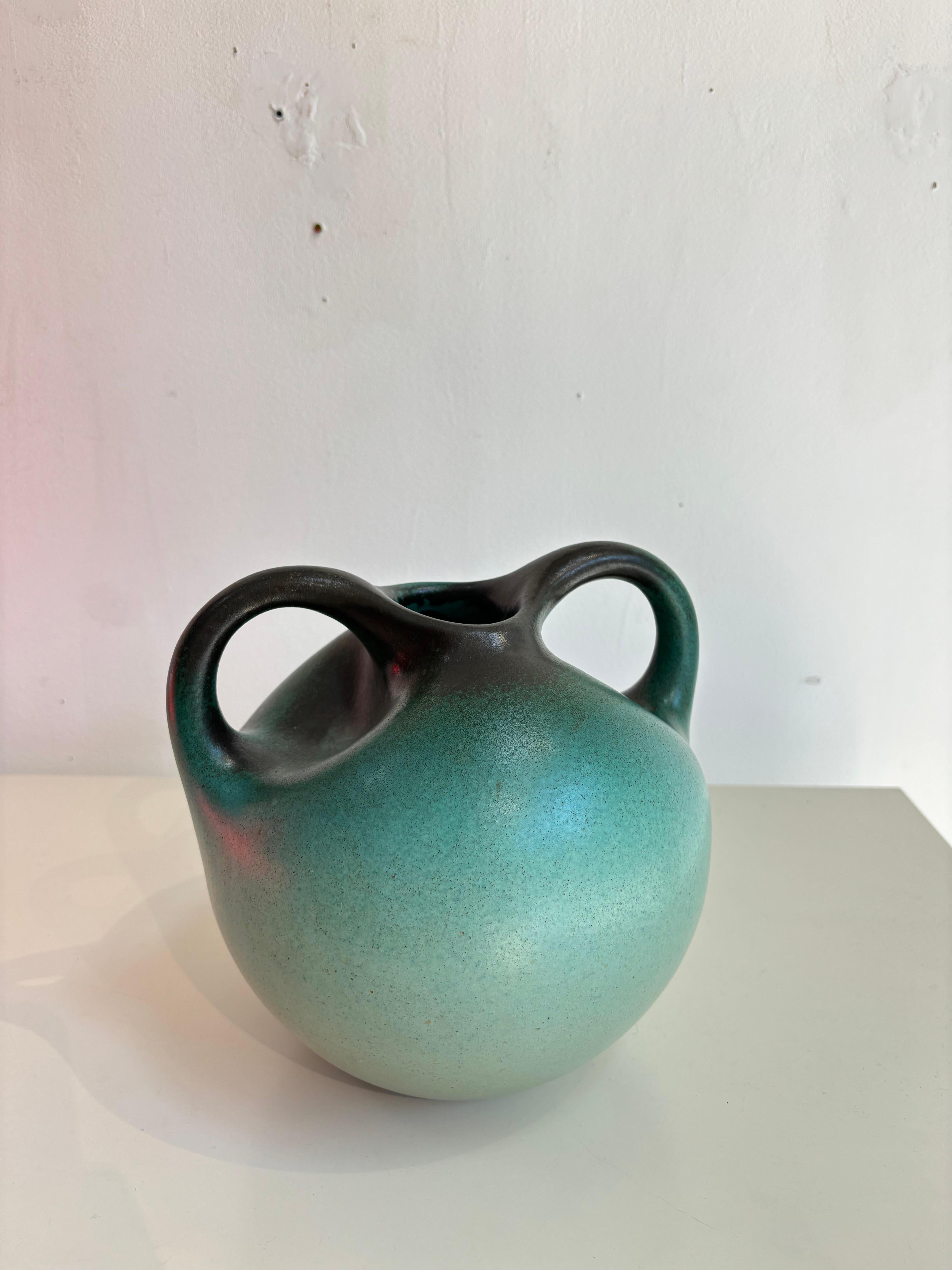 Très rare et impressionnant vase par Léon Arthur Tutundjian. 
L'artiste peintre Tutundjian est un artiste peintre avant-gardiste, pionnier de l'art abstrait.

En 1929, Tutundjian fut l'un des fondateurs du groupe Art Concret avec Otto Gustav