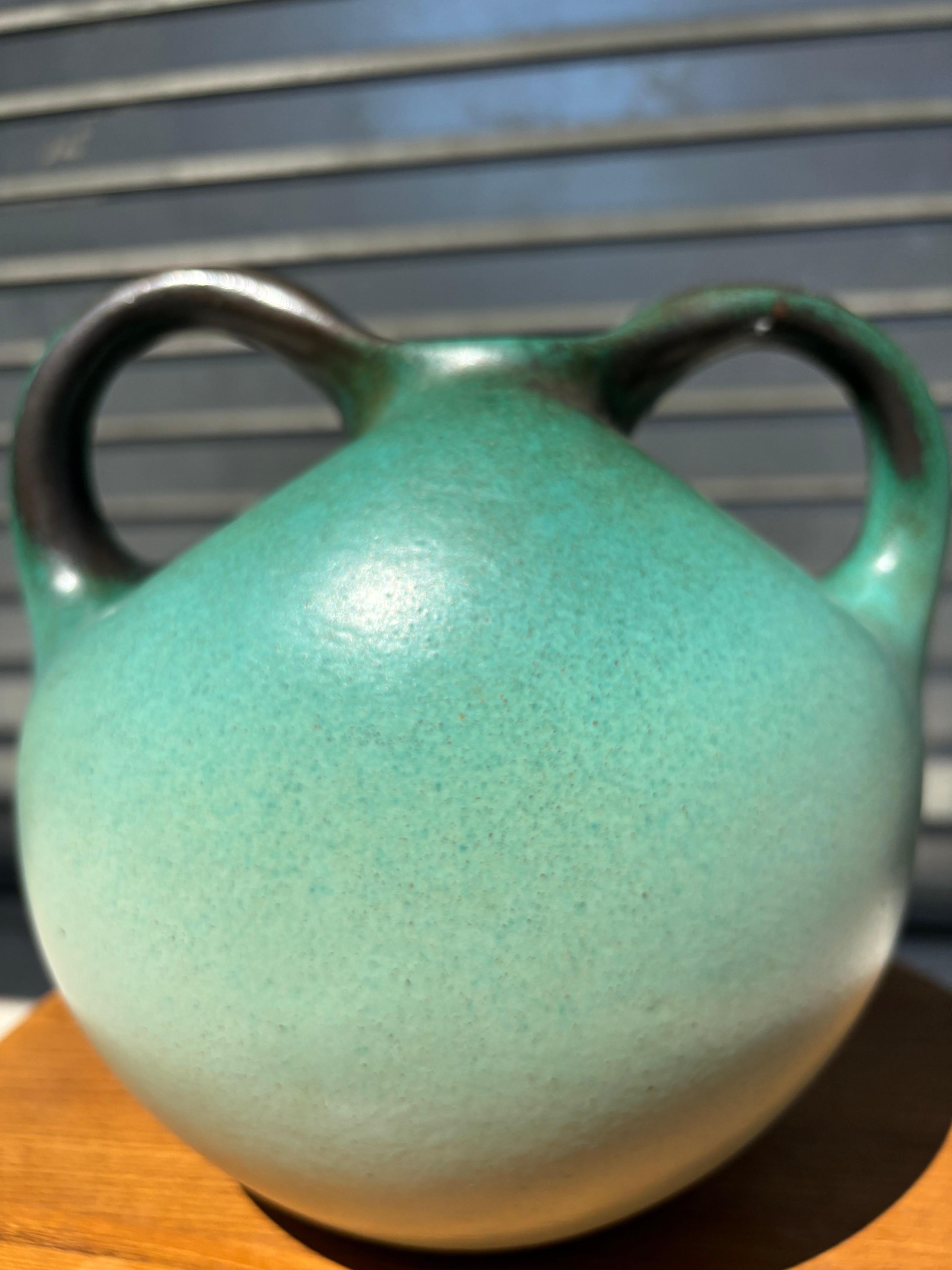 Milieu du XXe siècle Rare vase de Léon Arthur Tuntundjian en vente