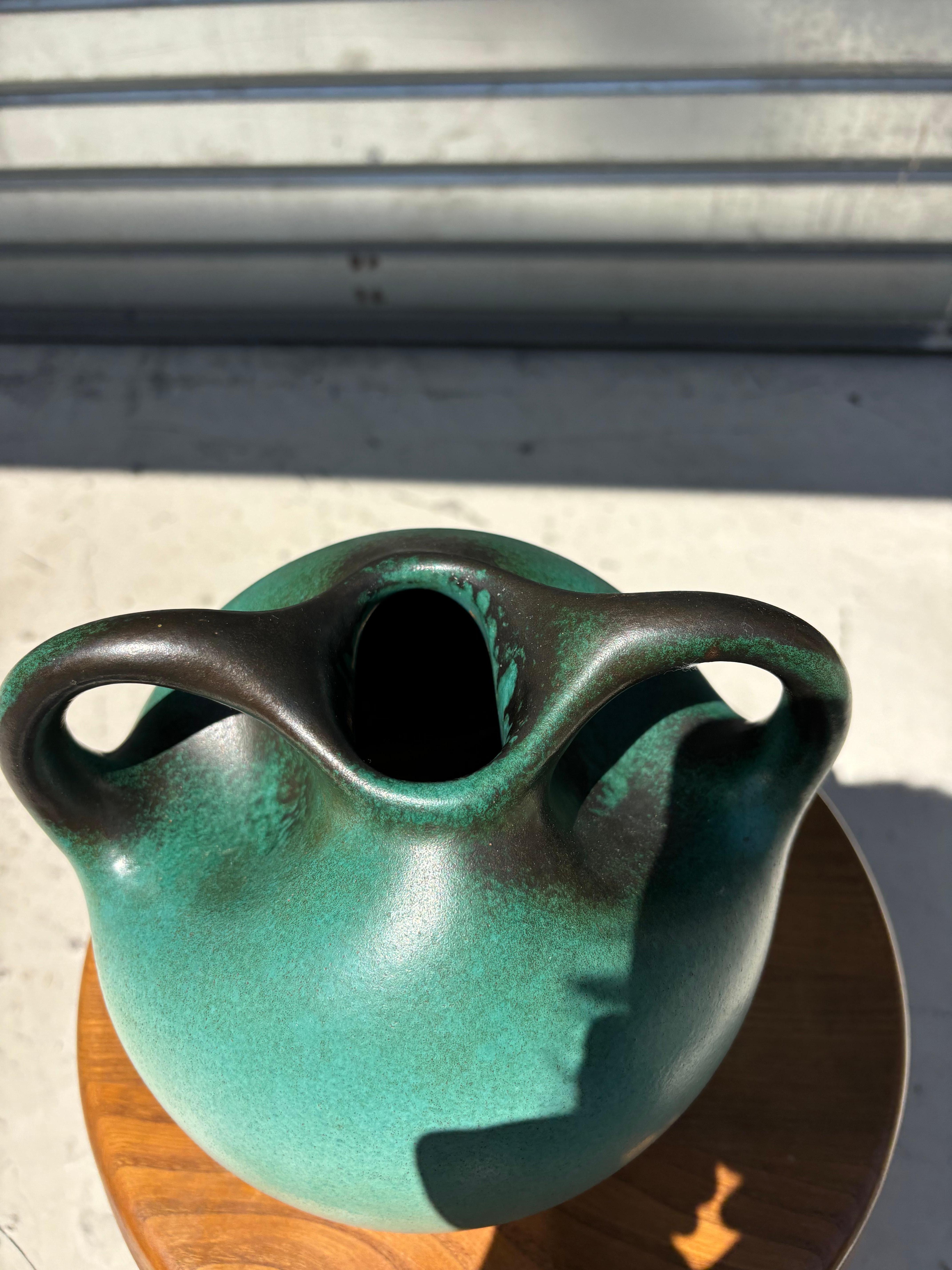 Céramique Rare vase de Léon Arthur Tuntundjian en vente