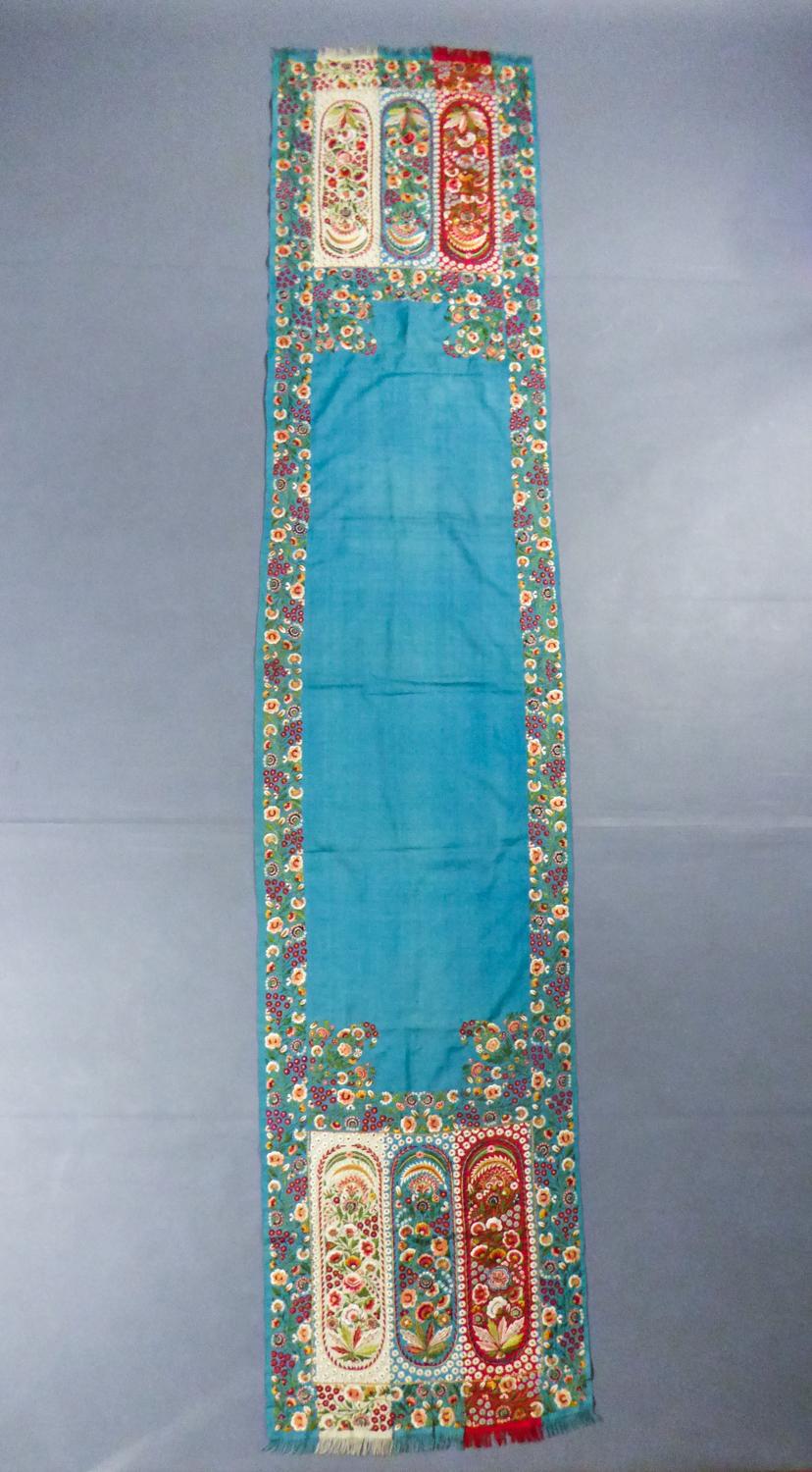 Bleu Echarpe en Pashmina brodé - Inde pour l'Europe Circa 1830/1860 en vente