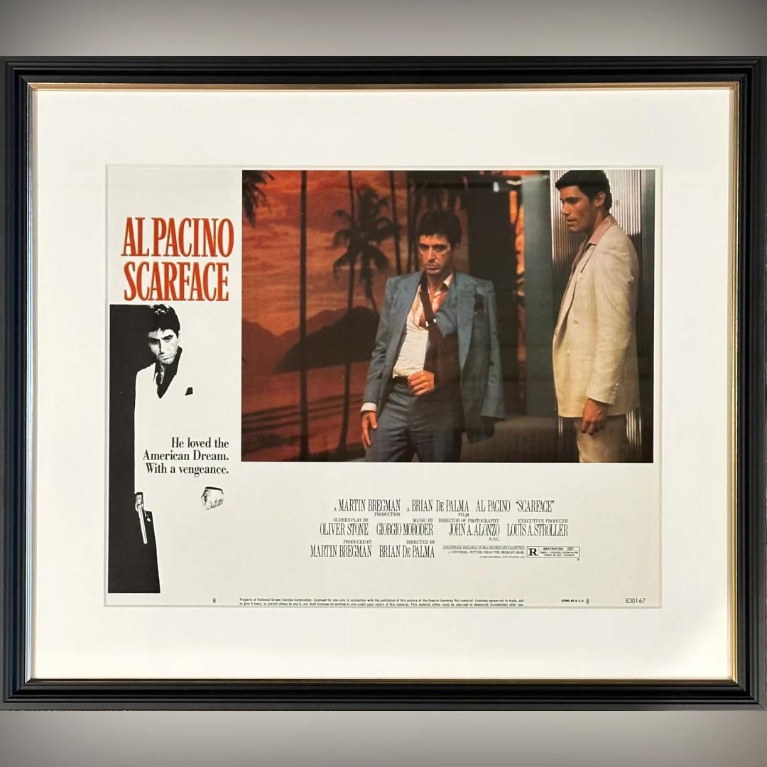 Scarface (1983) - FRAMED
Lobby-Karte (11 x 14 Zoll)

Original US Lobby Card #8.

Diese Lobby Card zeigt eine eindrucksvolle Szene aus Brian De Palmas kultigem Kriminaldrama. Mit Al Pacino in der Rolle des skrupellosen Tony Montana fängt dieses
