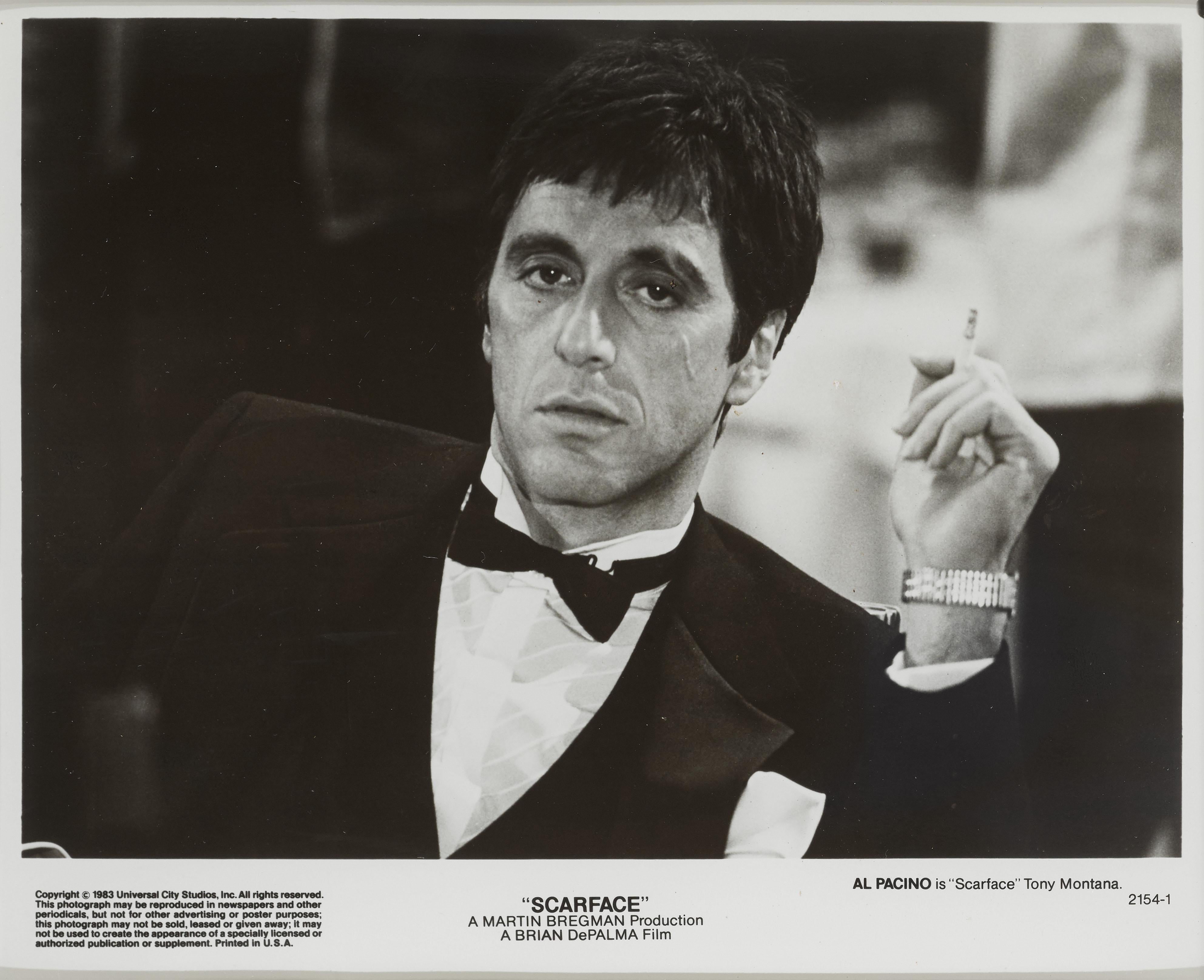Fotograma original de producción estadounidense de la clásica película de gángsters de Al Pacino de 1983.
Esta película fue dirigida por John Frankenheimer.

Esta pieza está enmarcada en un marco de madera de sapeli con monturas de cartón sin ácido