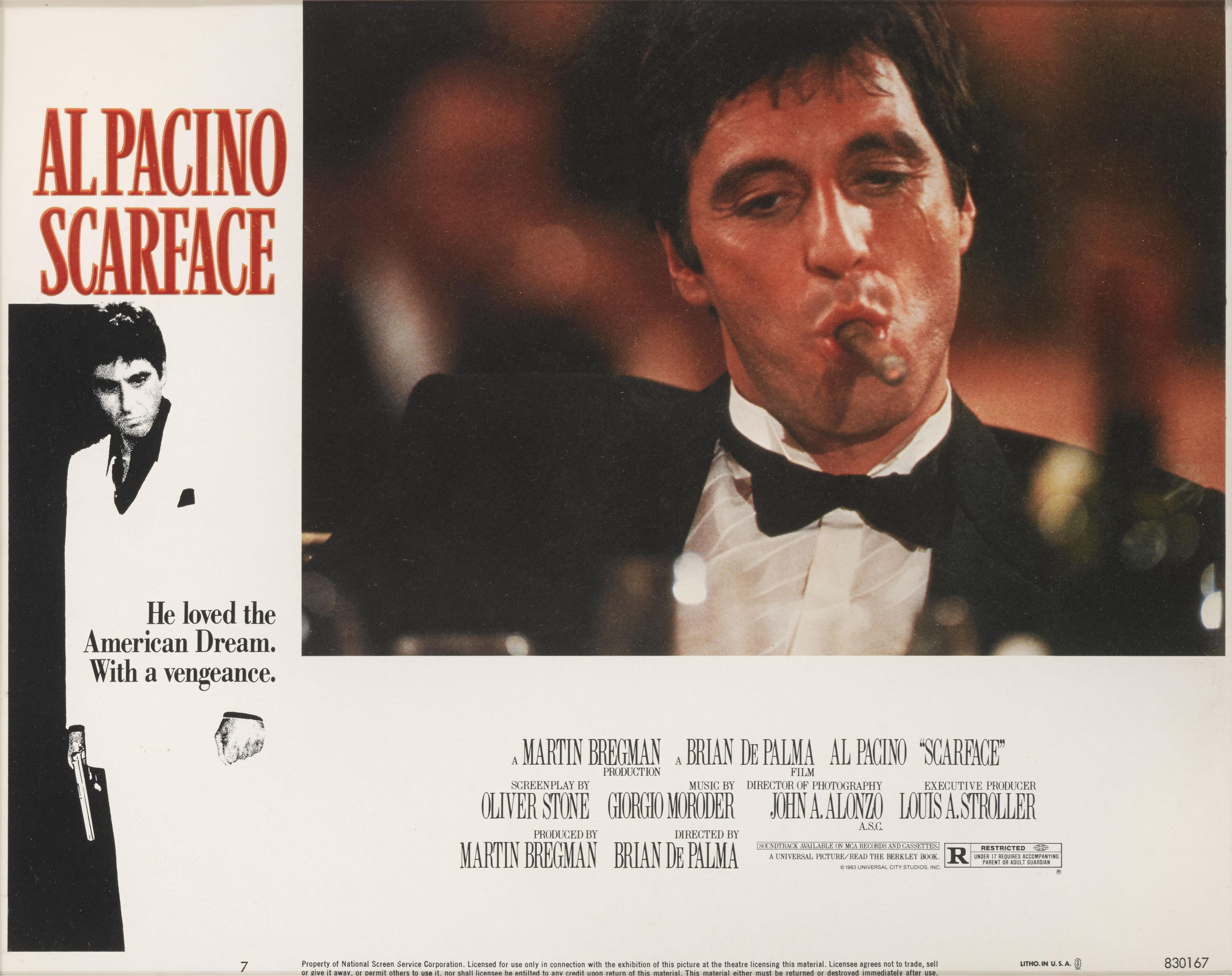 Original US-Lobbykarte für Al Pacinos Gangsterfilm-Klassiker von 1983.
Das ist die beste Karte aus dem Lobbykarten-Set.
Dieses Werk ist in einem Sapele-Holzrahmen mit säurefreien Passepartouts und UV-Plexiglas gerahmt. Die angegebene Größe ist vor