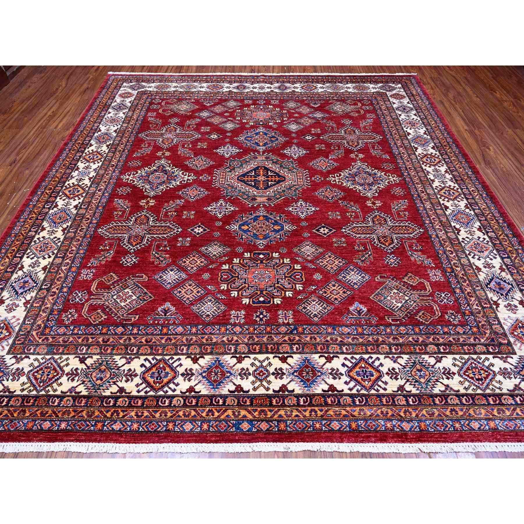 Ce fabuleux tapis noué à la main a été créé et conçu pour une résistance et une durabilité accrues. Ce tapis a été fabriqué à la main pendant des semaines selon la méthode traditionnelle qui est utilisée pour faire des
Taille exacte du tapis en