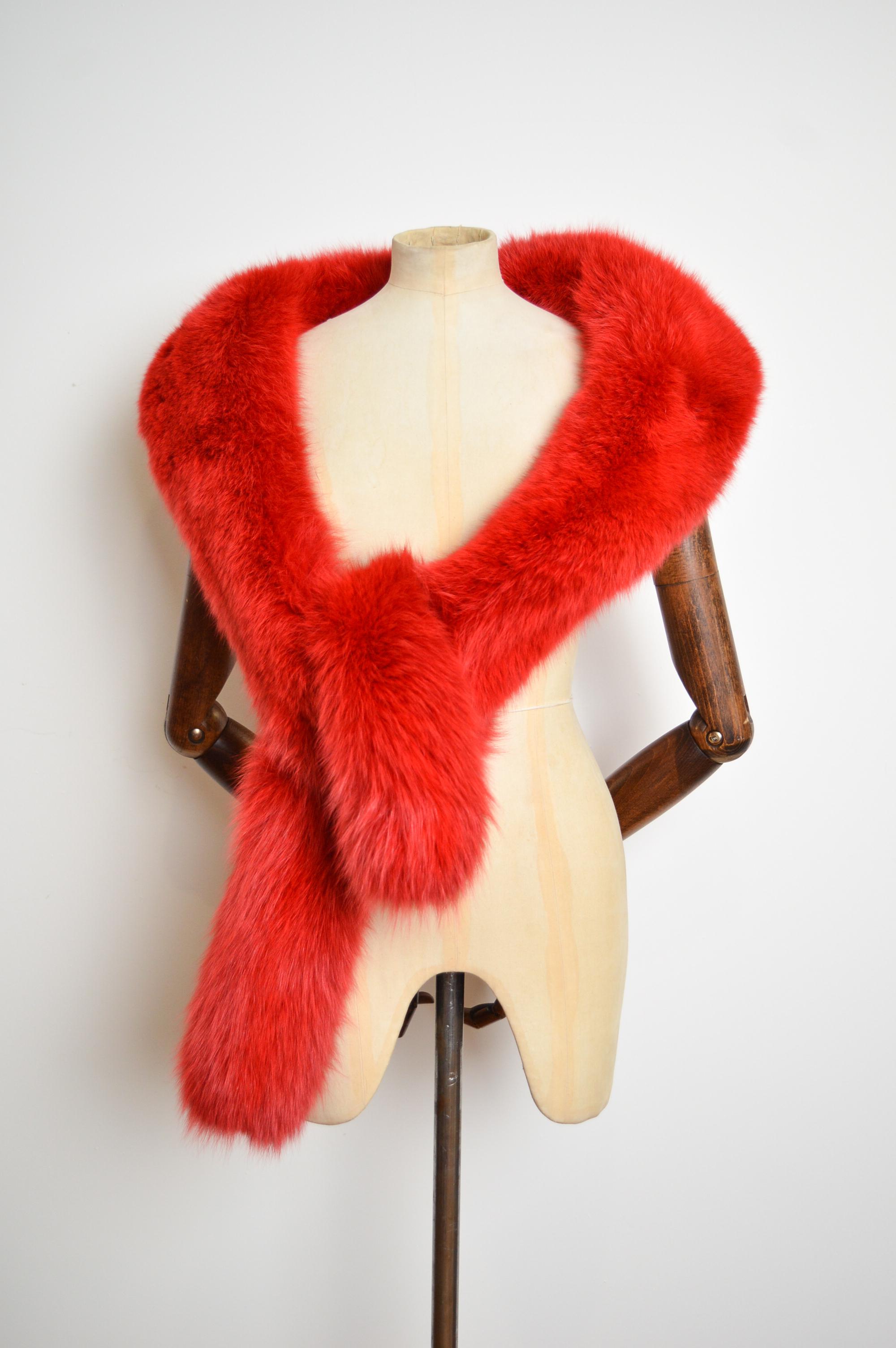 The Most beautiful scarlet red natural fox fur boa we have ever set our eyes on. The Fur is super thick, glossy and plush.

Made in France by renowned Parisian furrier 'Robert Beaulieu'.

Perfect for adding a touch of old school glamour to elevate