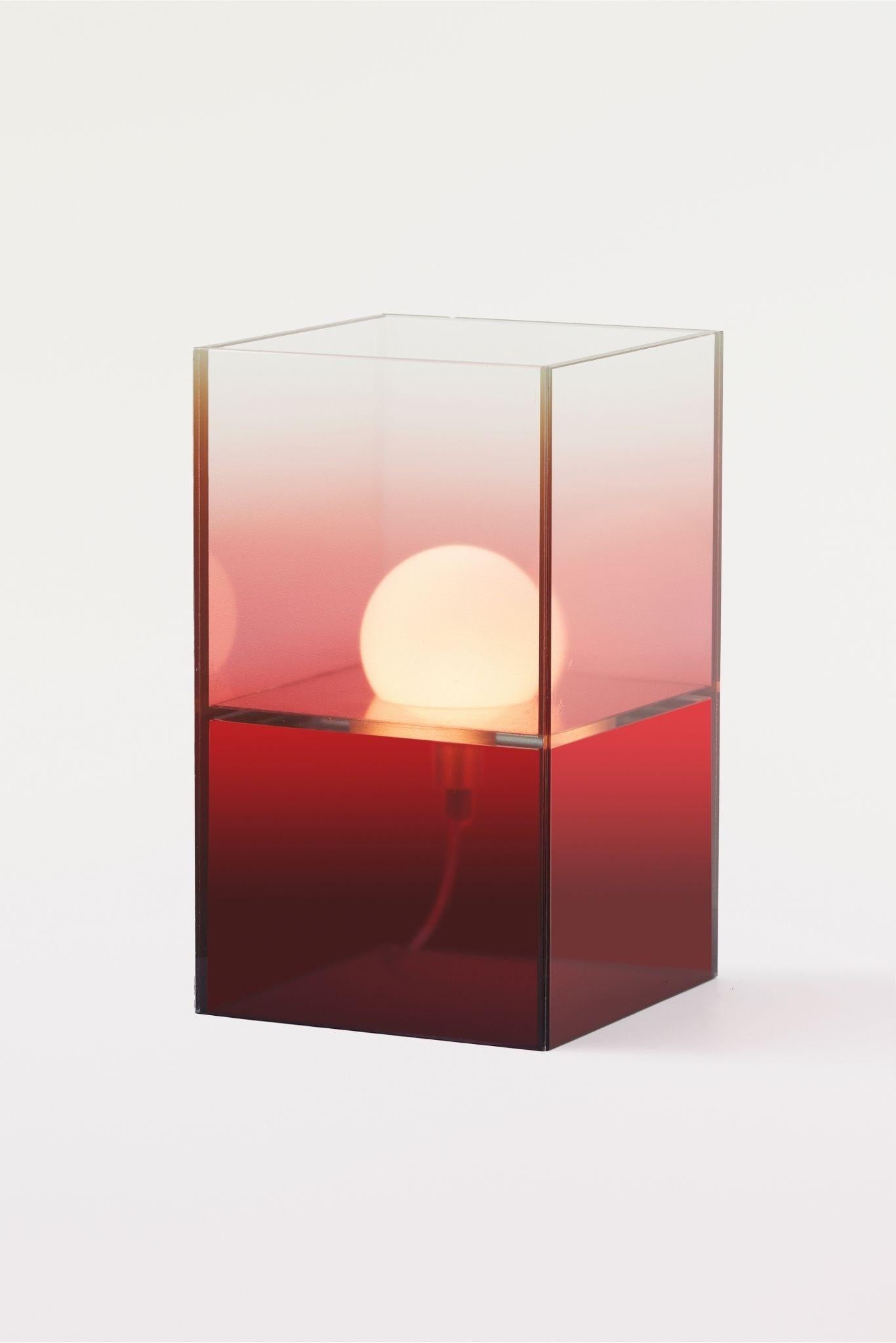 Inspiriert von der atemberaubenden Schönheit eines strahlenden Sonnenuntergangs, umarmt diese Lampe die reichen und verführerischen Schattierungen von Rot, die nahtlos von tiefem Karmesinrot zu leuchtendem Scharlachrot übergehen. Lassen Sie seine