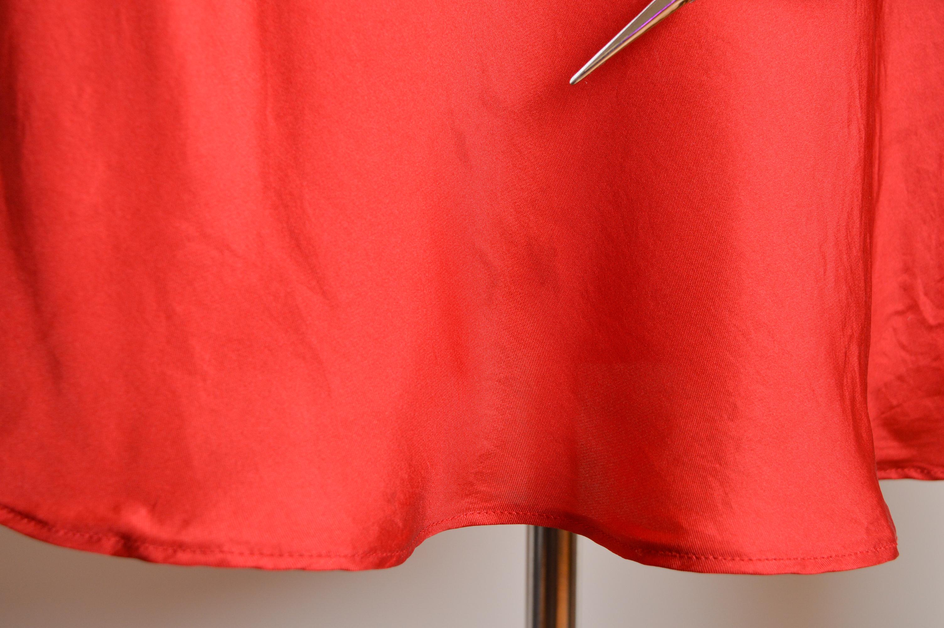 Robe à manches longues en crêpe de soie mélangée de John Galliano, rouge, style années 1940 en vente 9