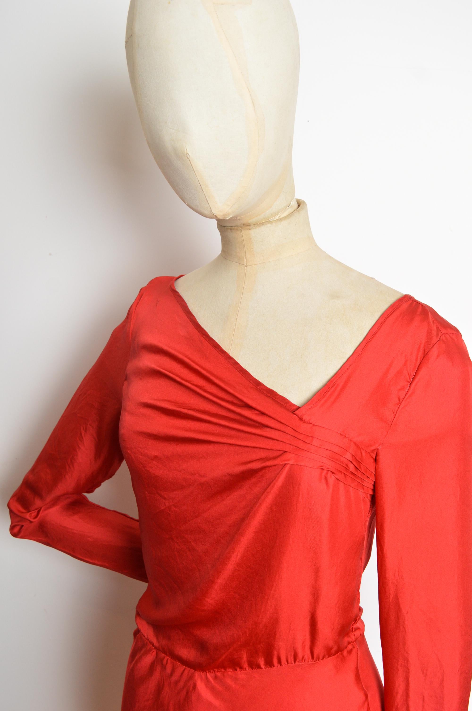 Rouge Robe à manches longues en crêpe de soie mélangée de John Galliano, rouge, style années 1940 en vente