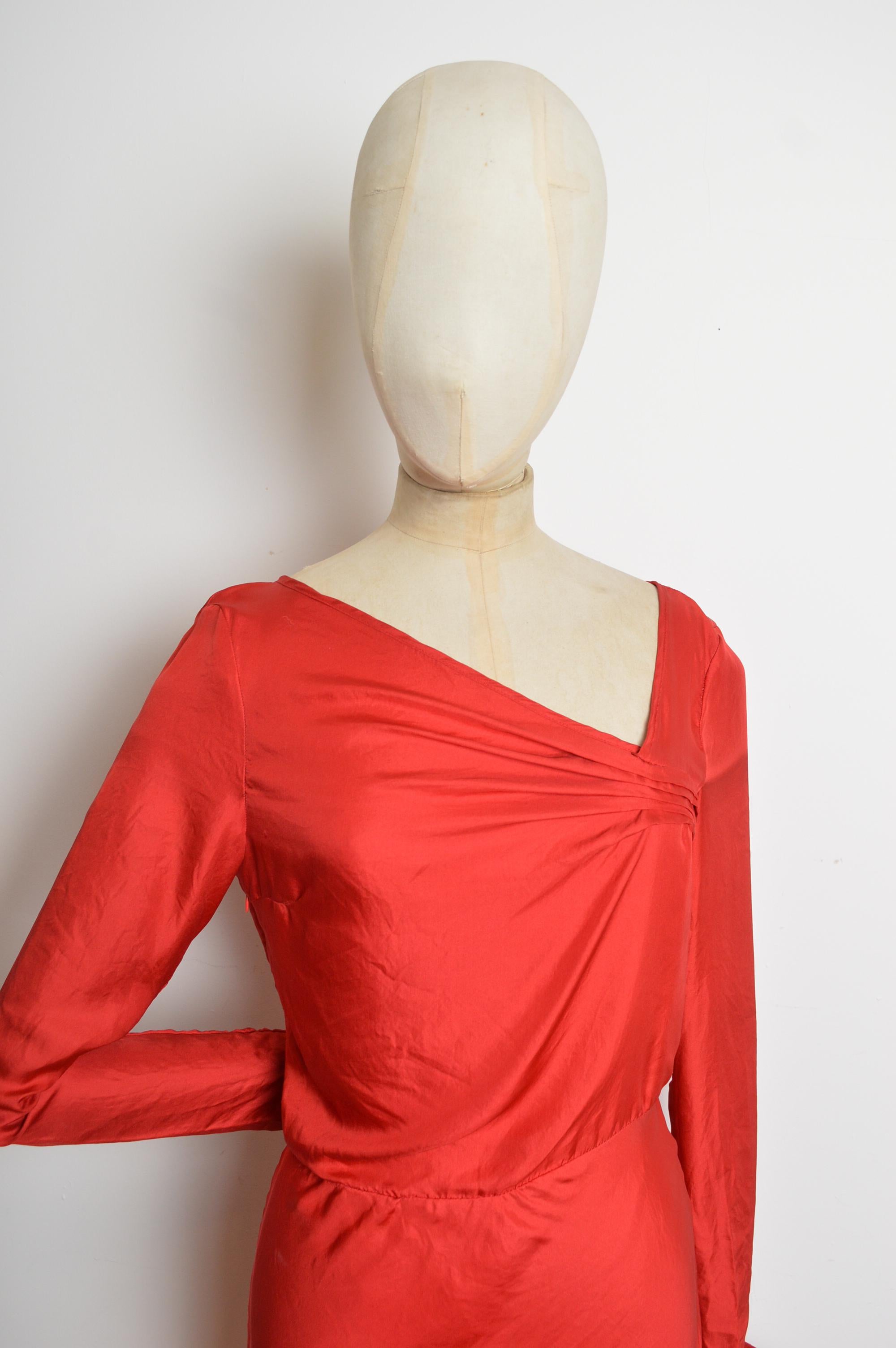 Robe à manches longues en crêpe de soie mélangée de John Galliano, rouge, style années 1940 Pour femmes en vente