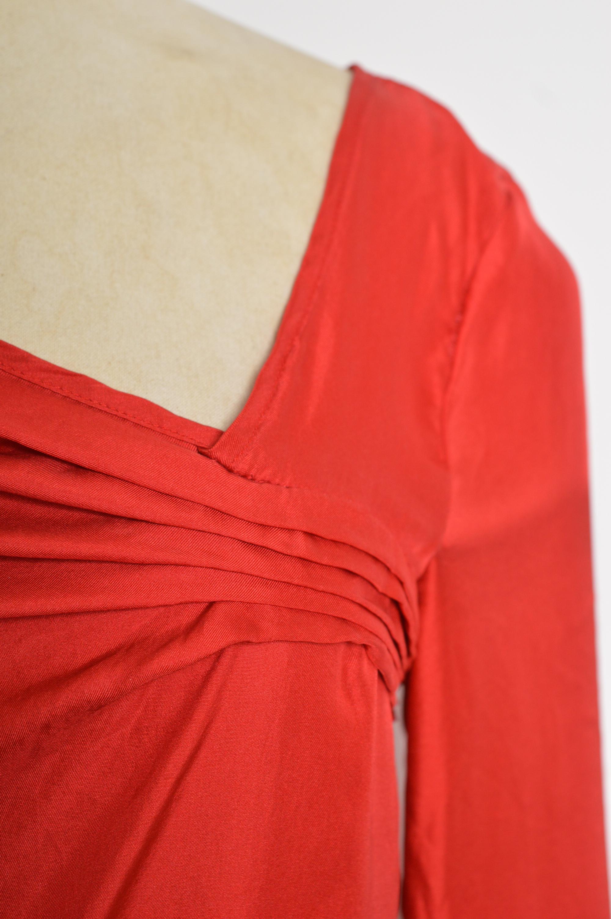 Robe à manches longues en crêpe de soie mélangée de John Galliano, rouge, style années 1940 en vente 1