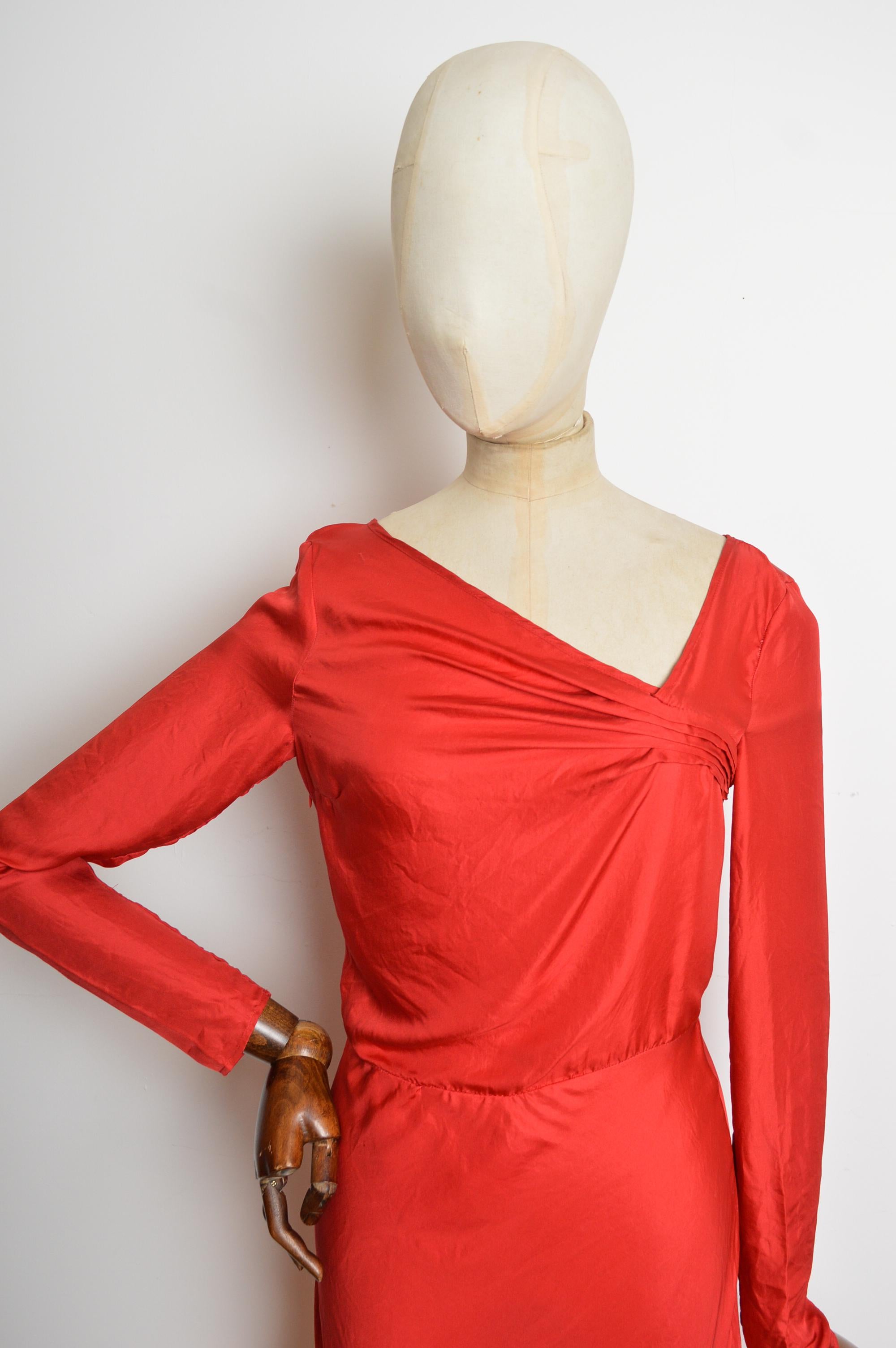 Robe à manches longues en crêpe de soie mélangée de John Galliano, rouge, style années 1940 en vente 3