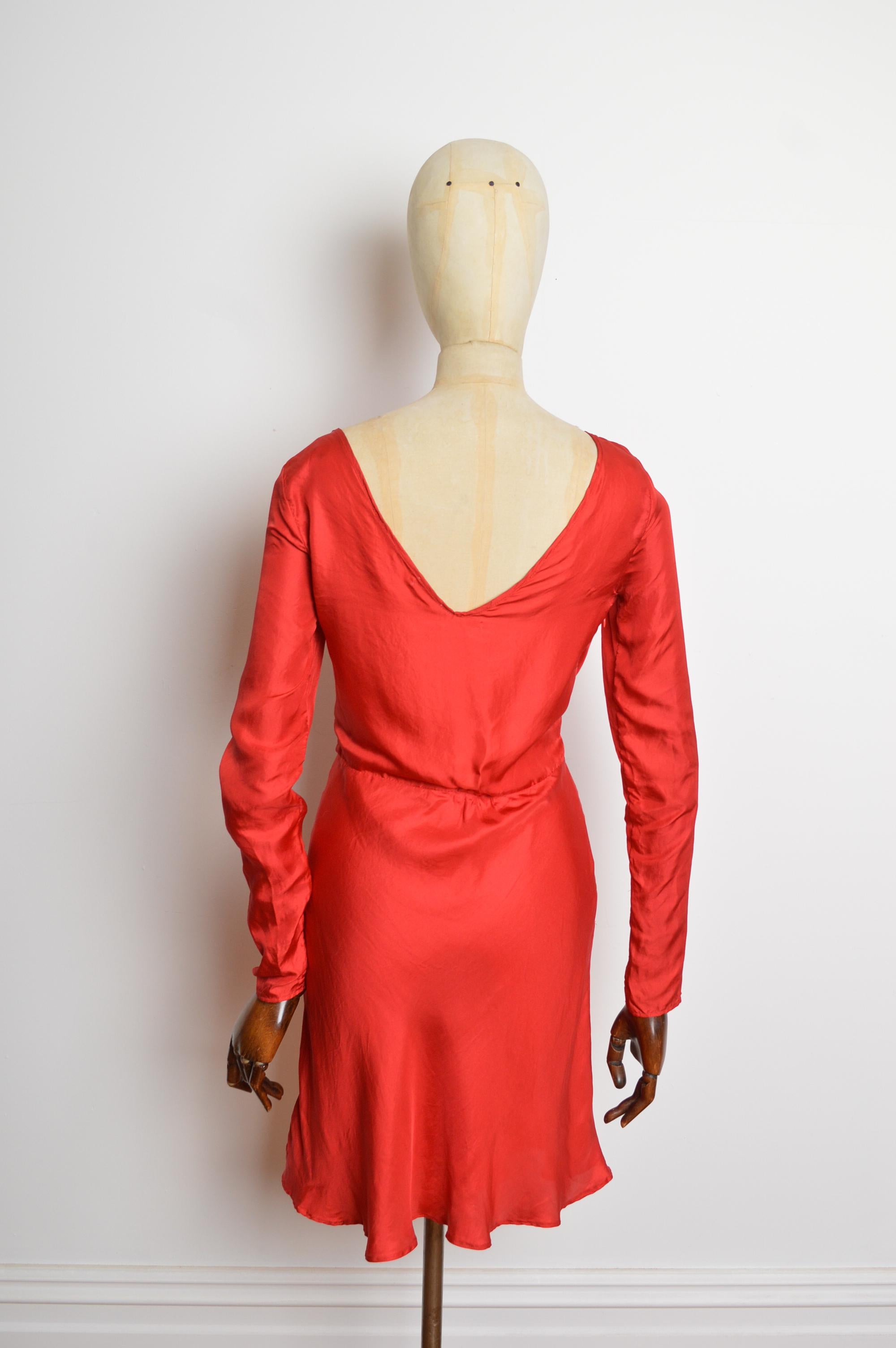 Robe à manches longues en crêpe de soie mélangée de John Galliano, rouge, style années 1940 en vente 4