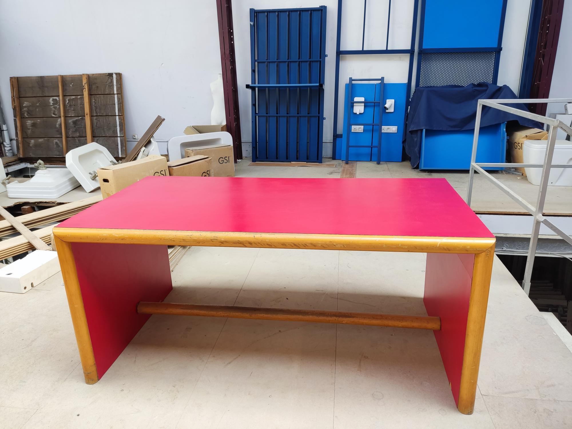 Vintage desk or table from the 60s attributed to the Italian architect Scarpa Carlo. Solid wood and red veneer
The desk is solid but in its original state (traces of use and slight lacks)
Dimensions: 162 x 72.50 x 87cm.