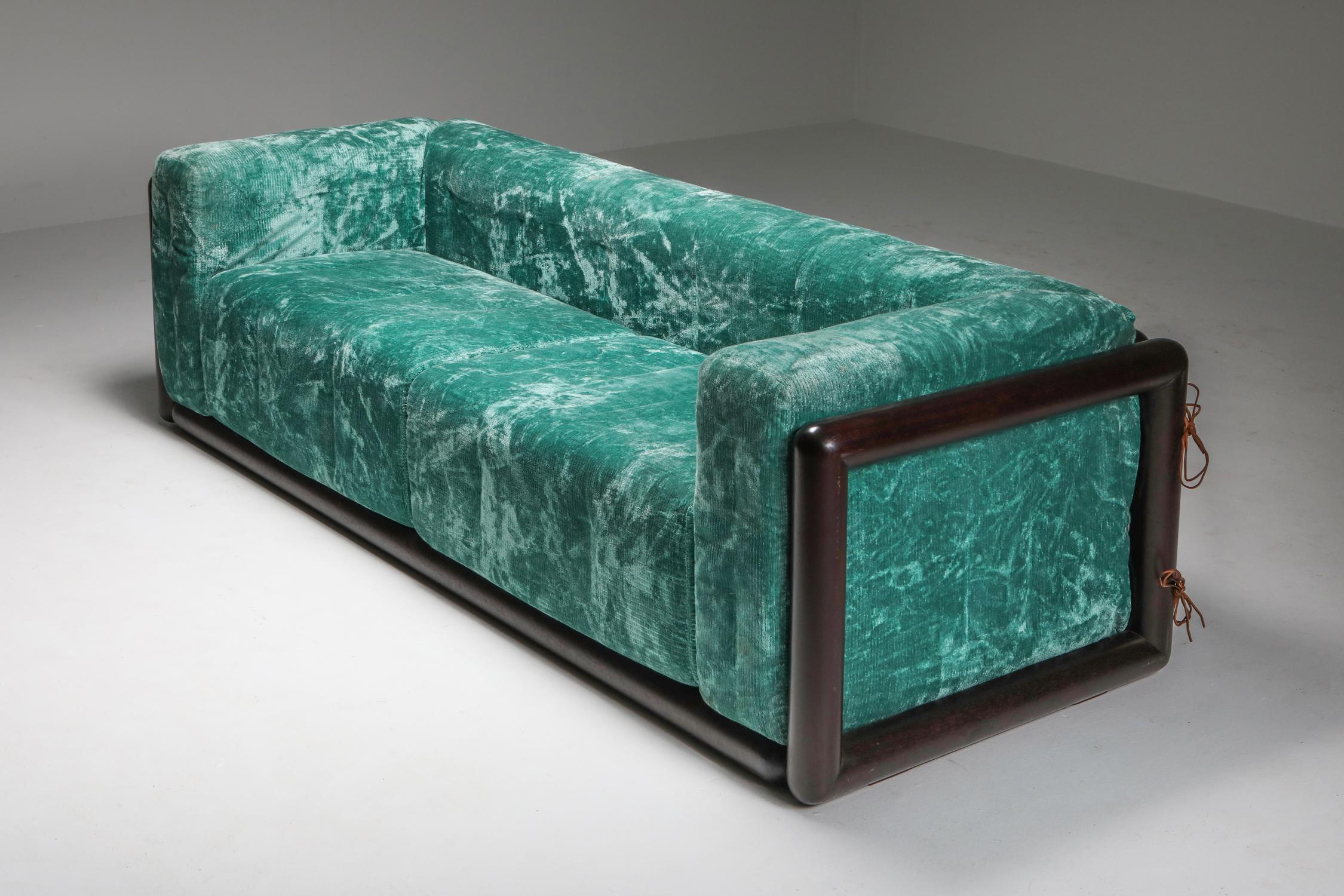 Cornaro sofa by Carlo Scarpa for Simon, turquoise velvet, solid wood, Italy 1973

The 'Cornaro' sofa by Carlo Scarpa is an example of the ultrarazionale style, breaking away from the strict limits of rationalism, resulting in a sofa with a solid