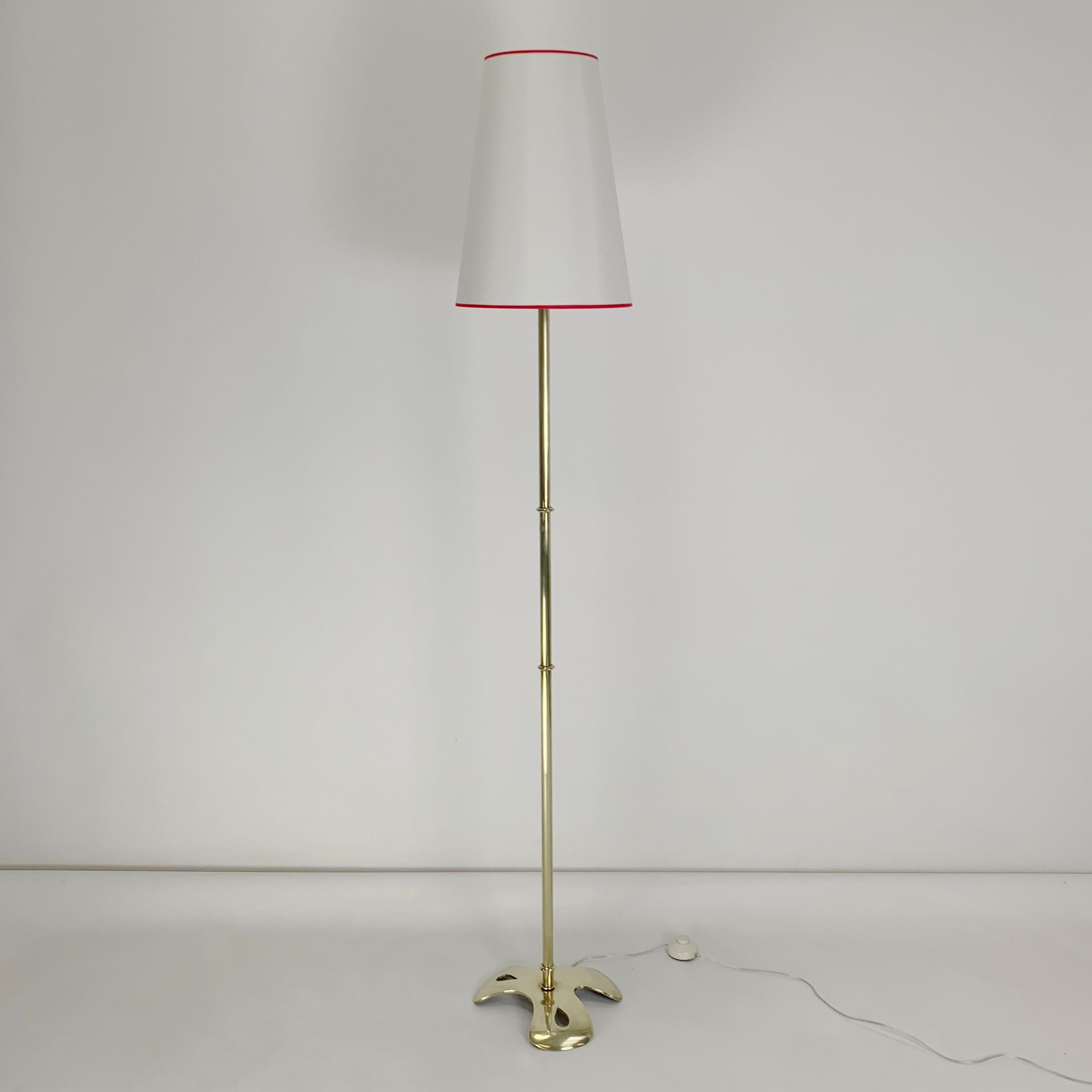 Rare modèle de lampadaire Scarpa, circa 1960, France.
Signé sur la base Scarpa.
Un lampadaire très chic avec un design de base intéressant.
Laiton poli, abat-jour en tissu neuf.
Recâblé.
Dimensions : 170 cm de hauteur totale, diamètre de la base :