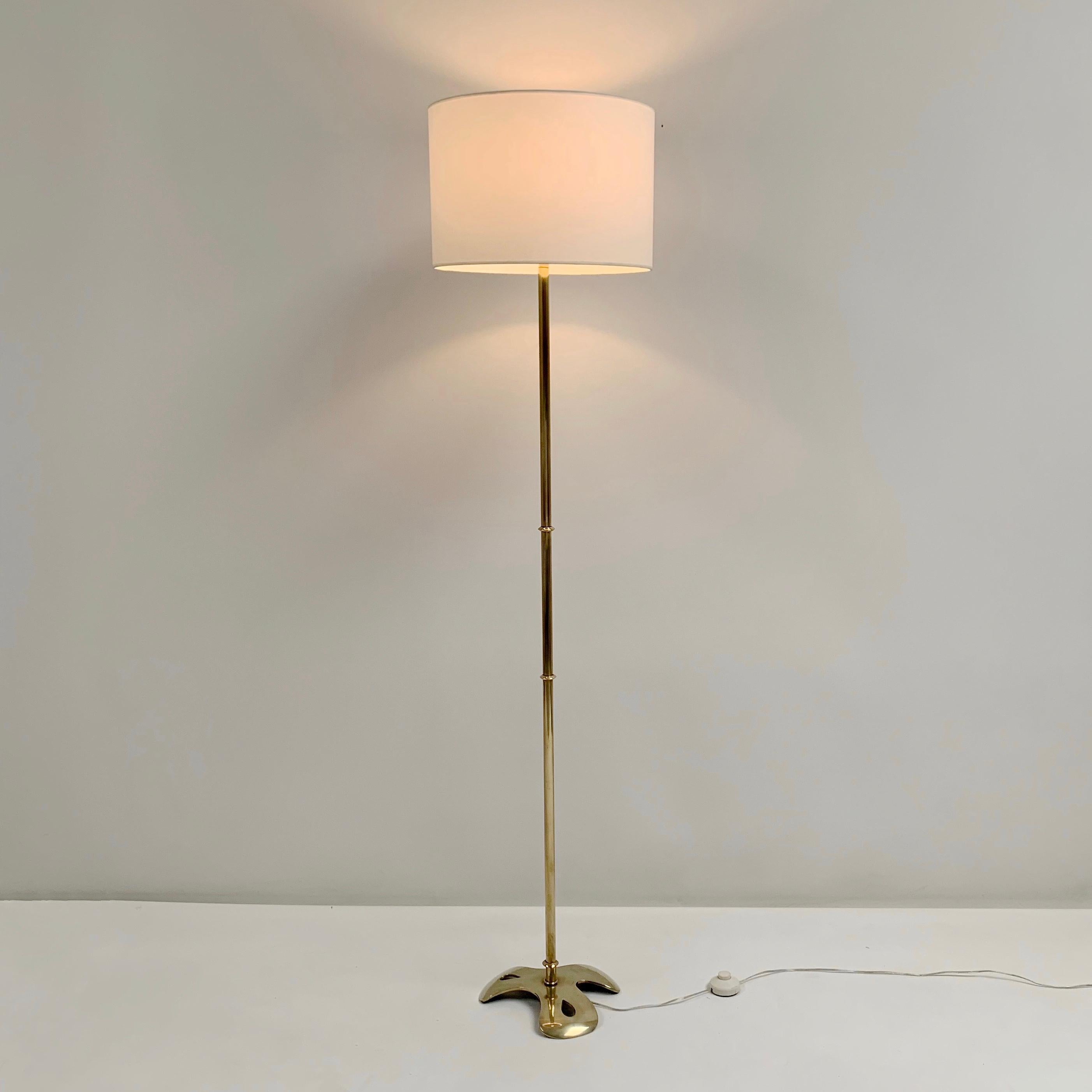 Rare model of Scarpa floor lamp, circa 1960, France.
Signed on the base Scarpa.
A very chic floor lamp with an interesting base design.
Polished brass, new fabric shade.
Rewired.
Dimensions: 170 cm total height, diameter of the base: 28 cm, diameter