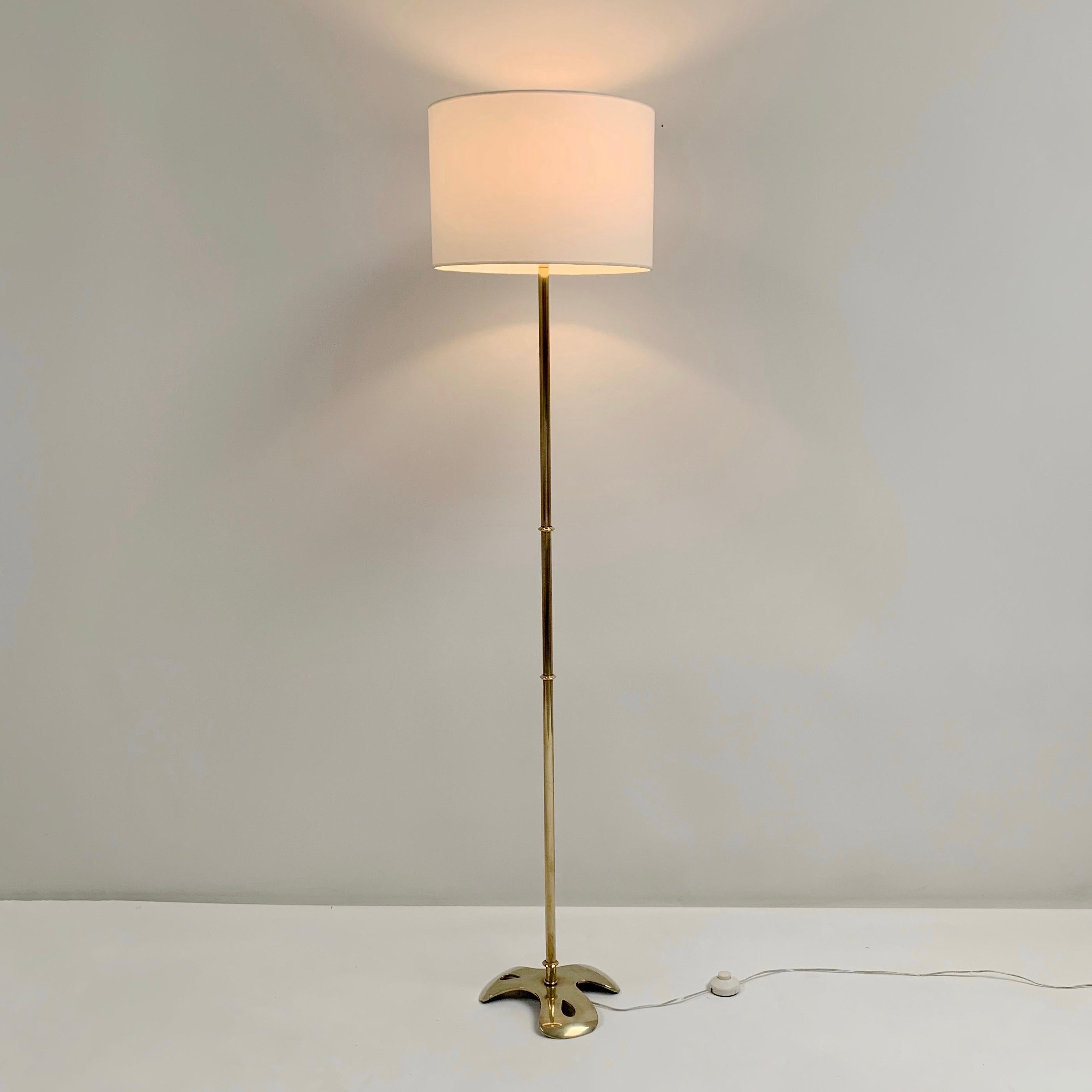 Rare modèle de lampadaire Scarpa, circa 1960, France.
Signé sur la base Scarpa.
Un lampadaire très chic avec un design de base intéressant.
Laiton poli, abat-jour en tissu neuf.
Recâblé.
Dimensions : 170 cm de hauteur totale, diamètre de la base :